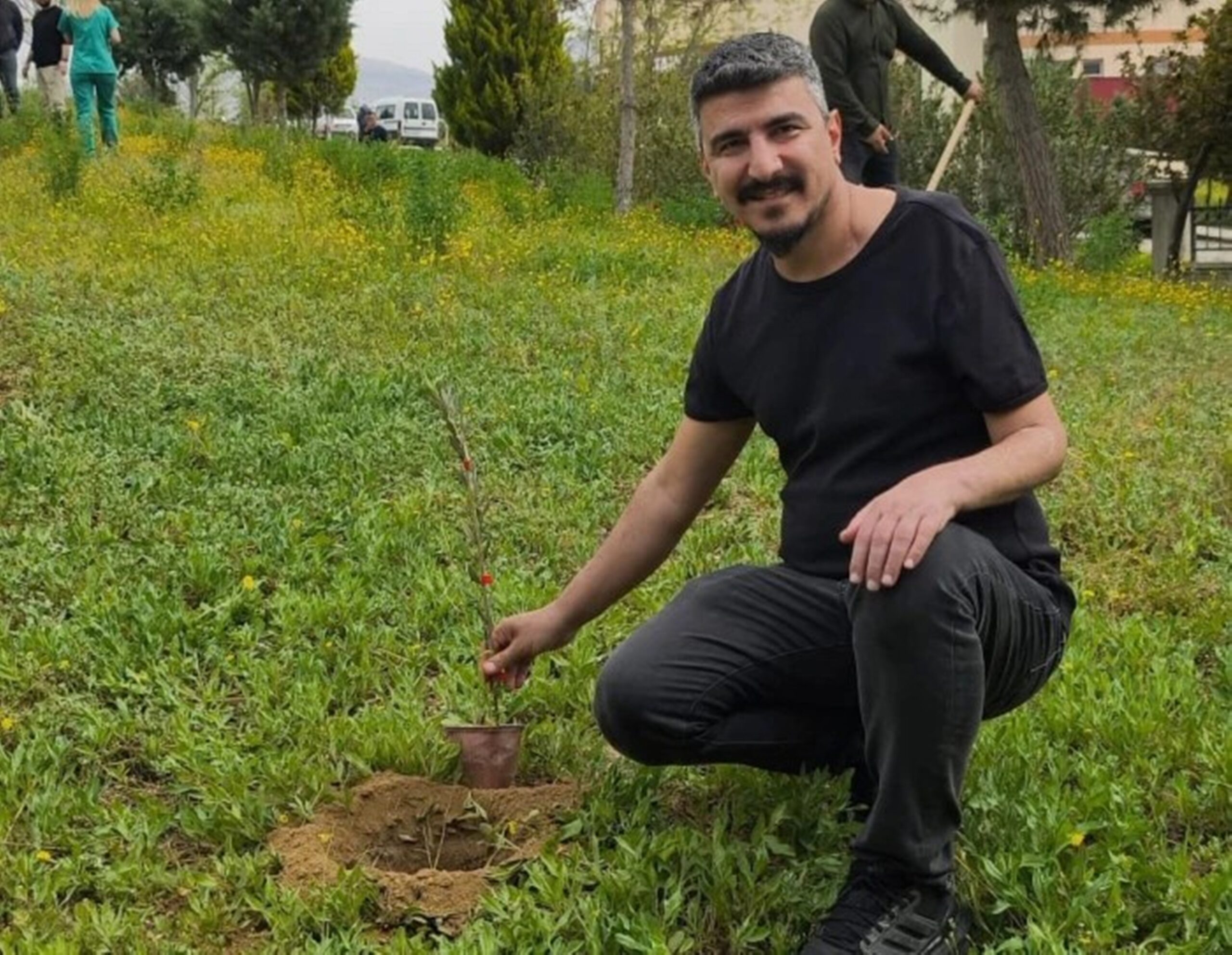 MUT DEVLET HASTANESİ BAHÇESİNE 150 FİDAN DİKİLDİ