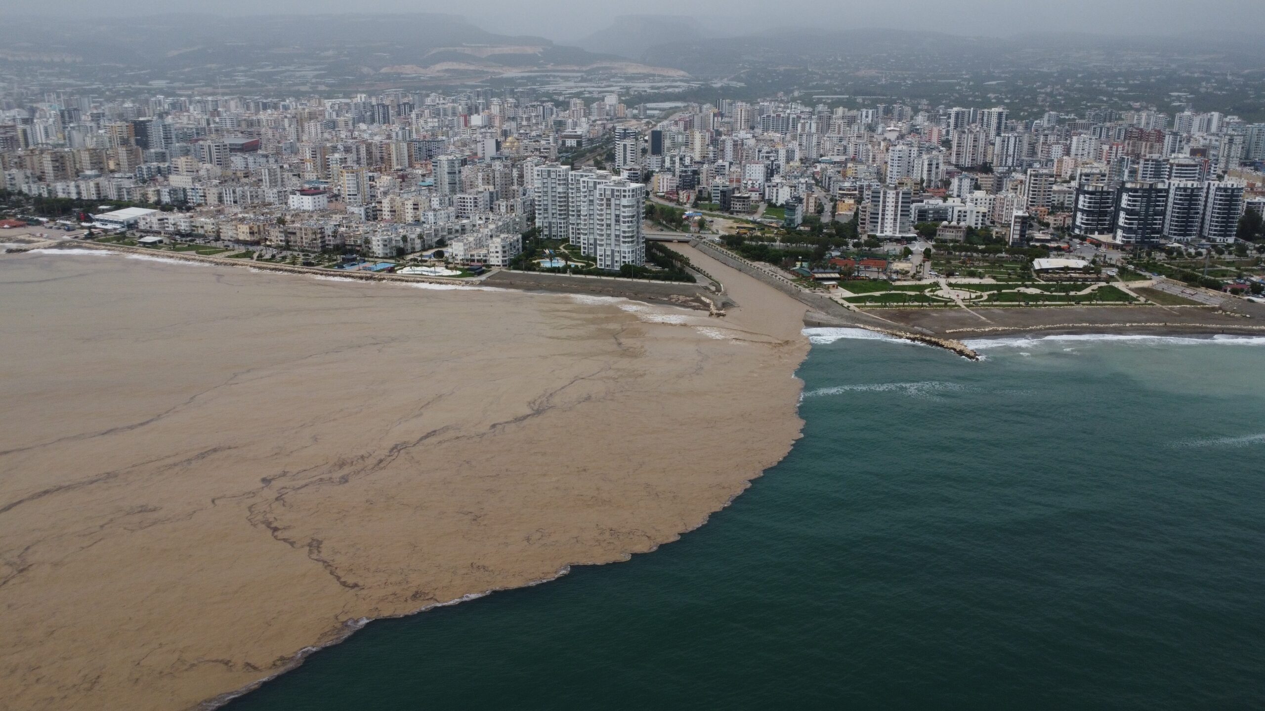 YAYLALARDAKİ SEL DERELERİ COŞTURDU, AKDENİZ’İ KAHVERENGİYE BÜRÜDÜ