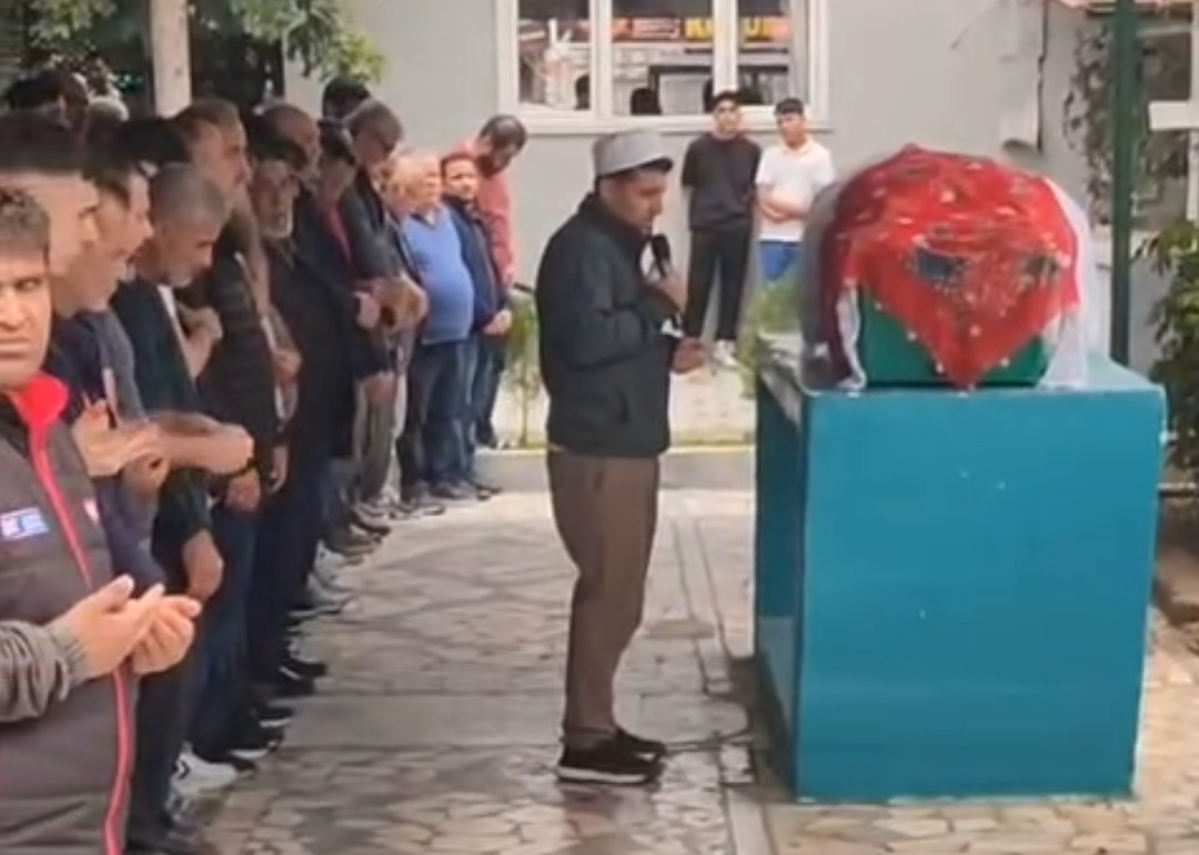 FECİ KAZADA HAYATINI KAYBEDEN GENÇ KIZ, GELİNLİK VE DUVAKLA UĞURLANDI