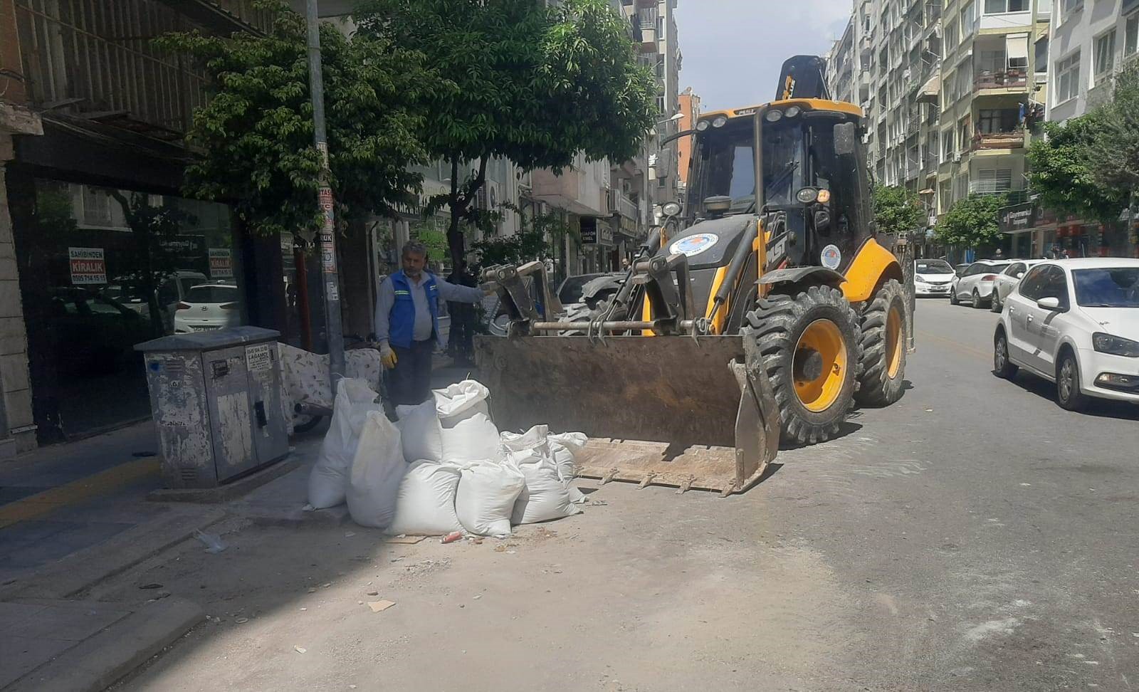 AKDENİZ’DE MOLOZ VE ATIK SEFERBERLİĞİ SÜRÜYOR