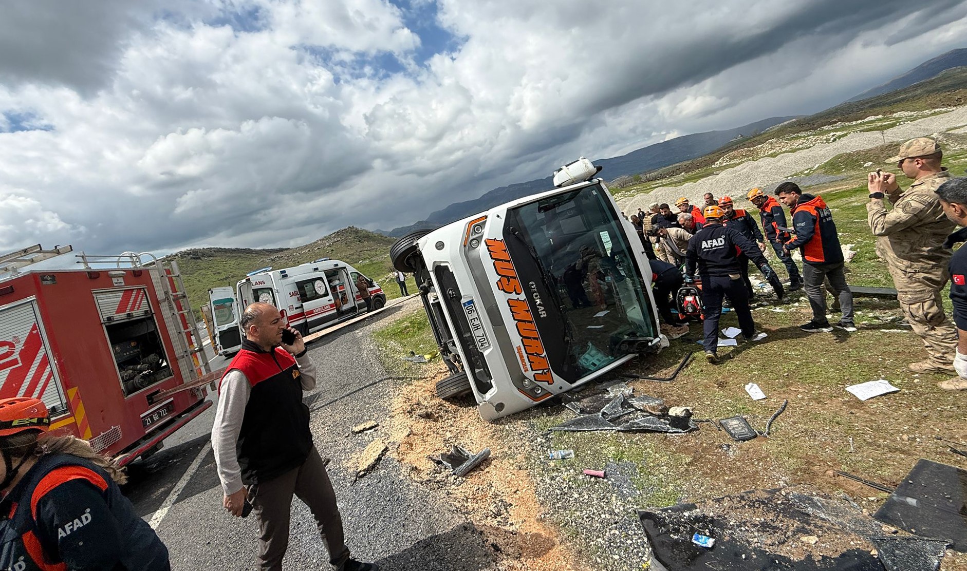 DİYARBAKIR’DA YOLCU OTOBÜSÜ DEVRİLDİ: 1 ÖLÜ, 13 YARALI