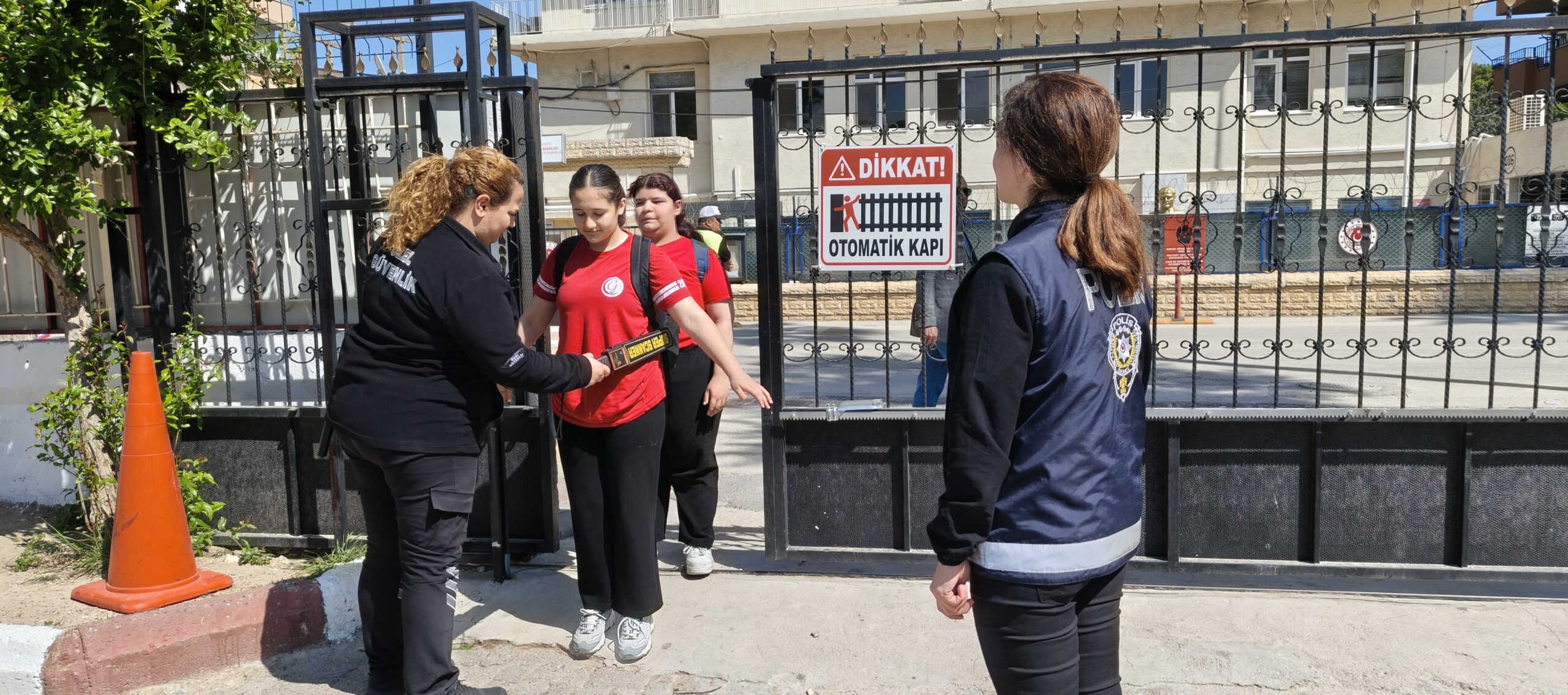 MERSİN’DEKİ OKULLARDA GÜVENLİK ÖNLEMLERİ ALINDI, VELİLER MEMNUN KALDI