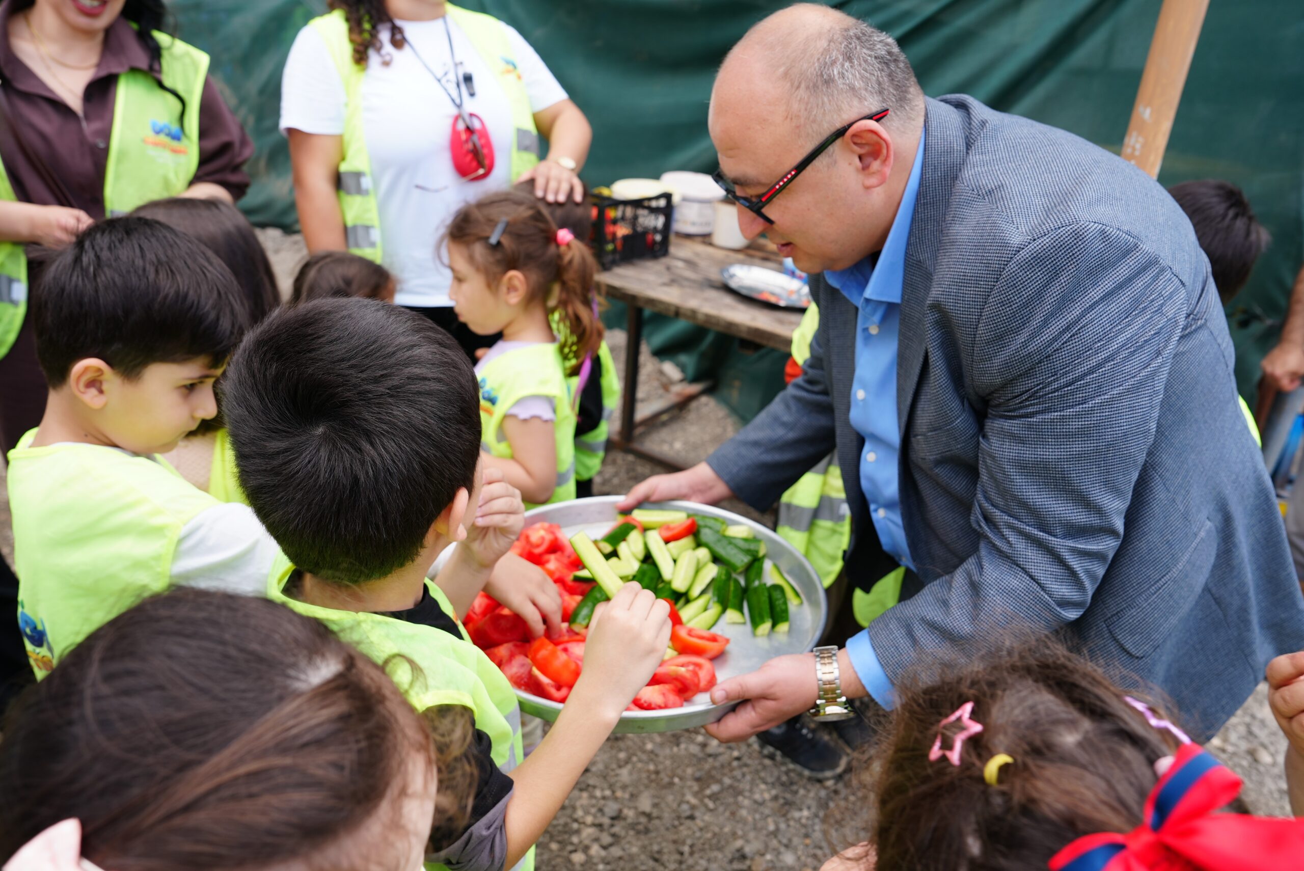 ÇOCUK SERASINDA MİNİKLER YETİŞTİRDİKLERİ SEBZELERİ HASAT ETTİ