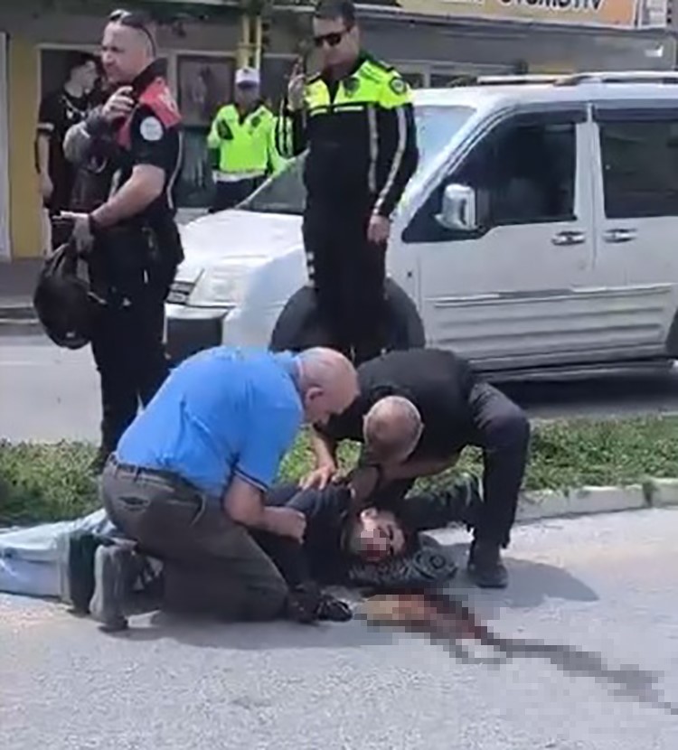 OTOMOBİL İLE MOTOSİKLET ÇARPIŞTI, 1 KİŞİ YARALANDI: O ANLAR KAMERADA