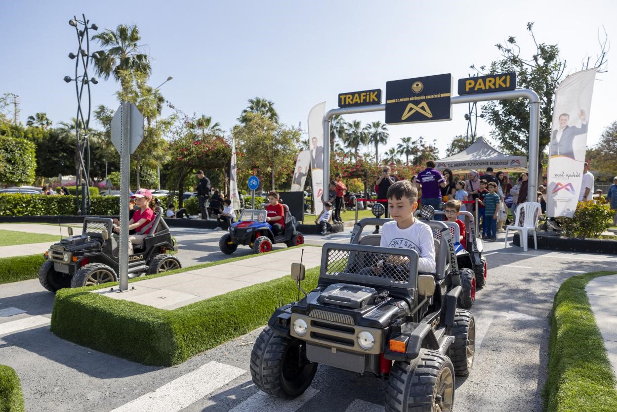 MERSİN’DE 23 NİSAN COŞKUSU BİLİMDEN DOĞAYA TAŞTI