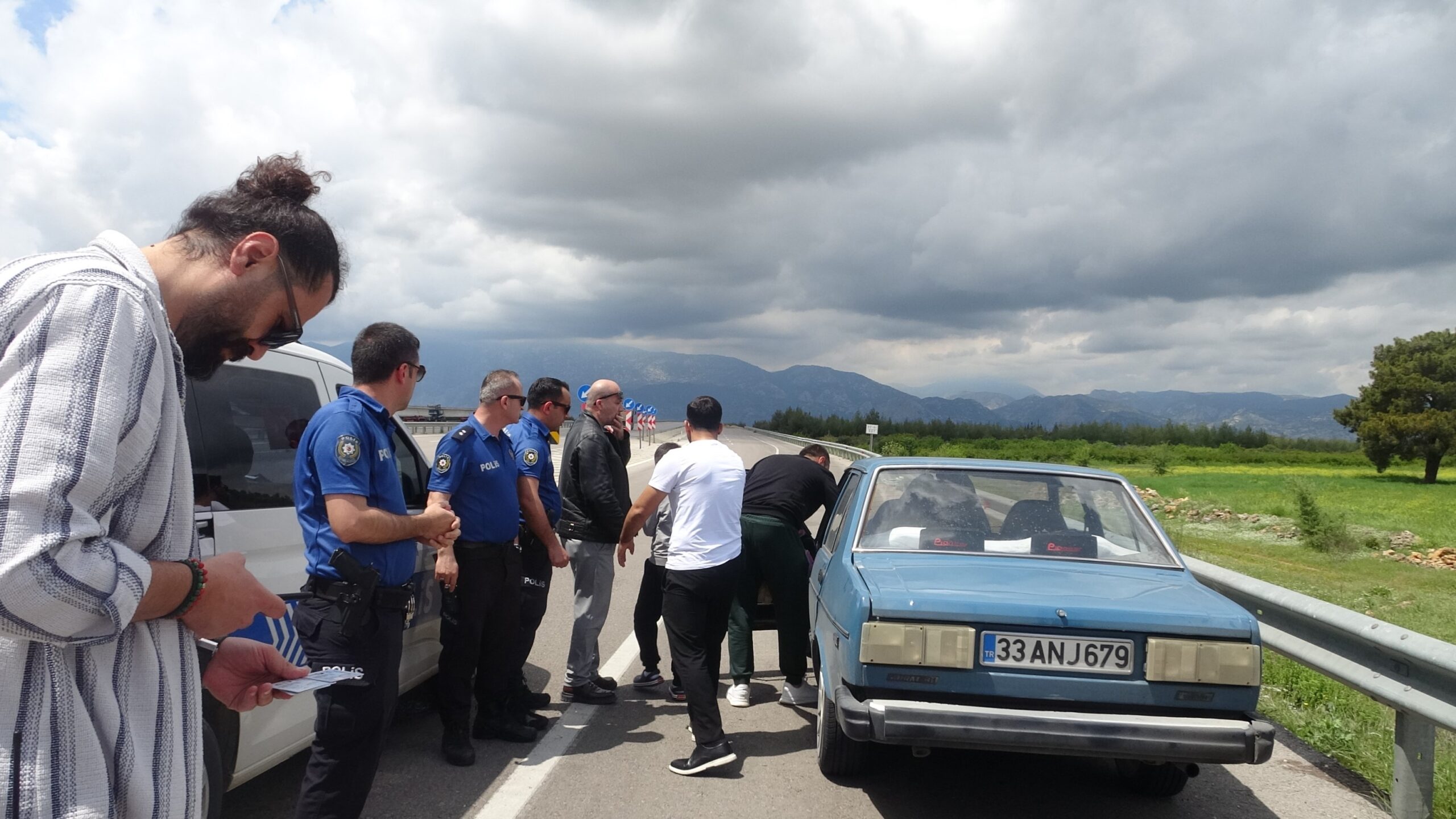 MERSİN’DE BIÇAKLANARAK ÖLDÜRÜLEN KADININ KATİL ZANLISI KOCASI ANTALYA’DA 20 KİLOMETRELİK KOVALAMACAYLA YAKALANDI