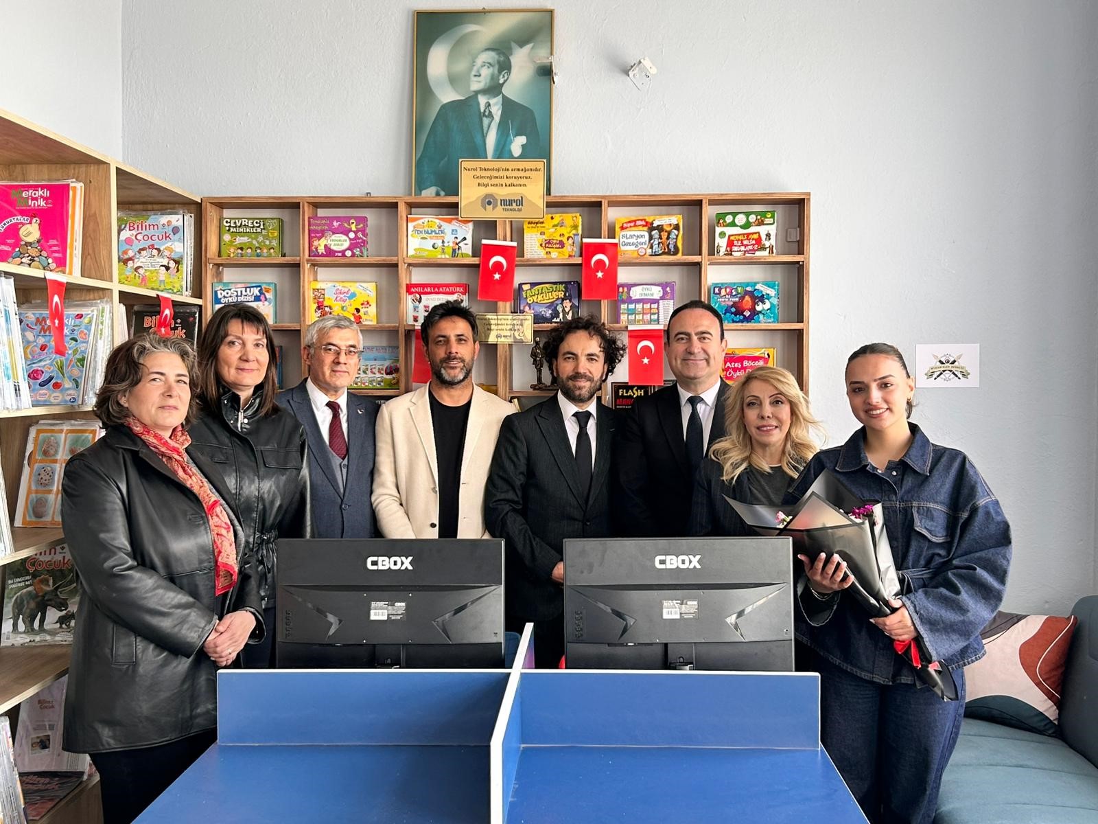 GAZETECİLERDEN KÖY OKULUNA KÜTÜPHANE