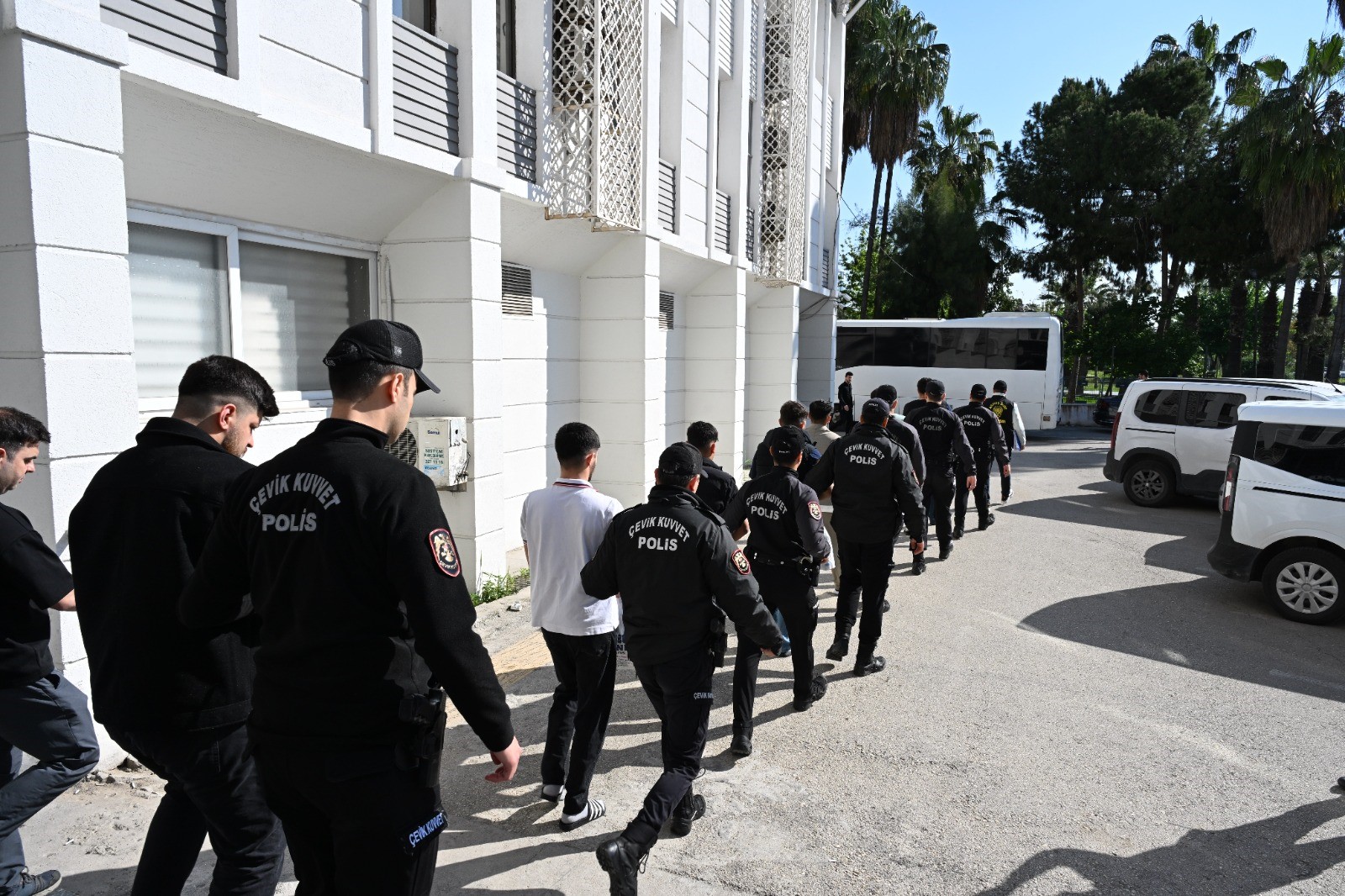 MERSİN’DE DOLANDIRICILIK ŞEBEKESİ ÇÖKERTİLDİ: 100 MİLYONLUK PARA TRAFİĞİ ORTAYA ÇIKTI