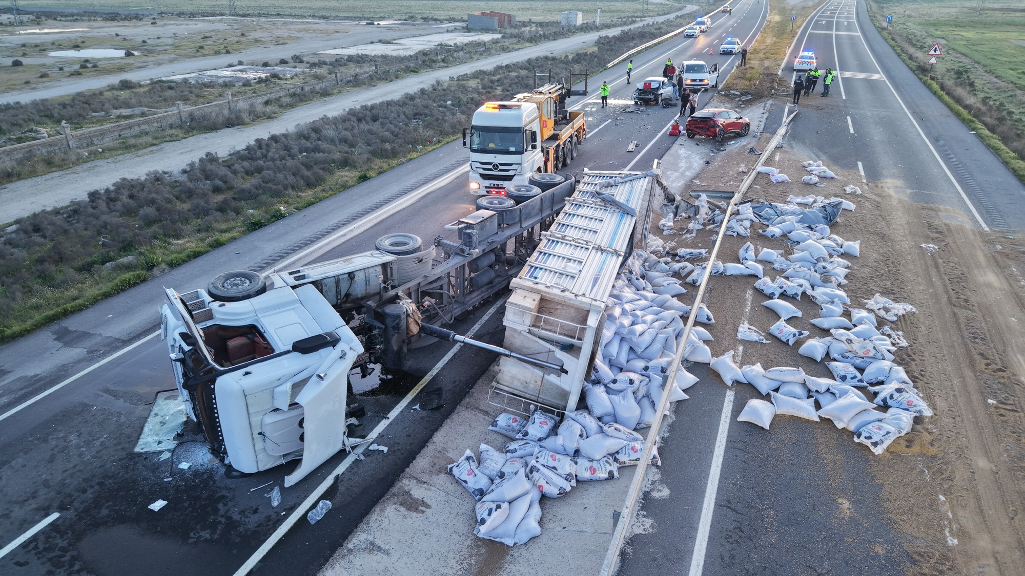 TIR REFÜJE DEVRİLDİ, YARDIM ETMEK İÇİN DURAN ARACA BAŞKA ARAÇ ÇARPTI: 6 YARALI