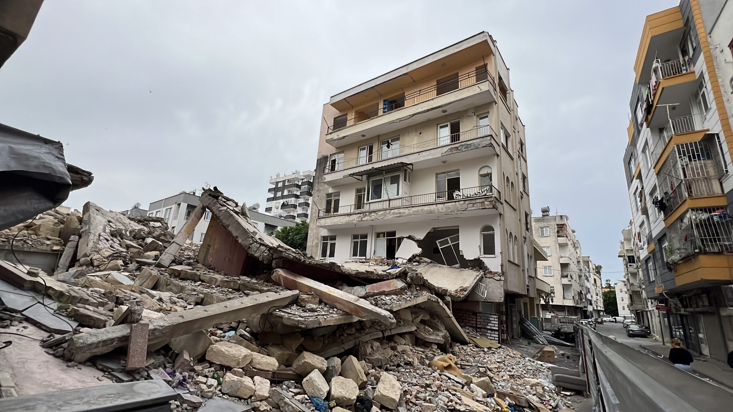 YIKIMDA ZARAR GÖREN BİNANIN SAKİNLERİ: “MÜTEAHHİDE ULAŞAMIYORUZ”