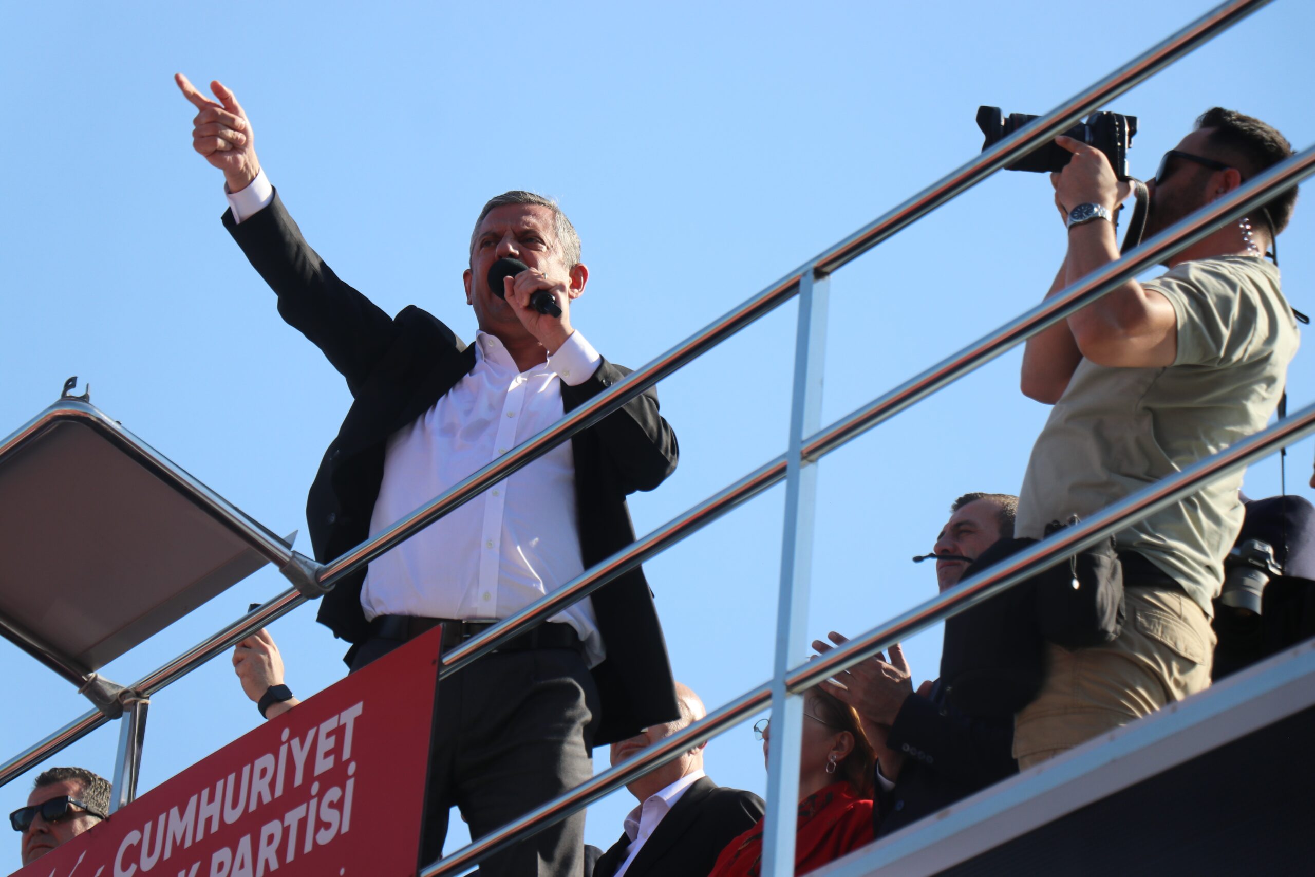 ÖZGÜR ÖZEL: “ÜLKEYİ DÜZE ÇIKARTMAK İÇİN ÜSTÜMÜZE NE DÜŞERSE YAPARIZ, KENDİMİZDEN EMİNİZ”