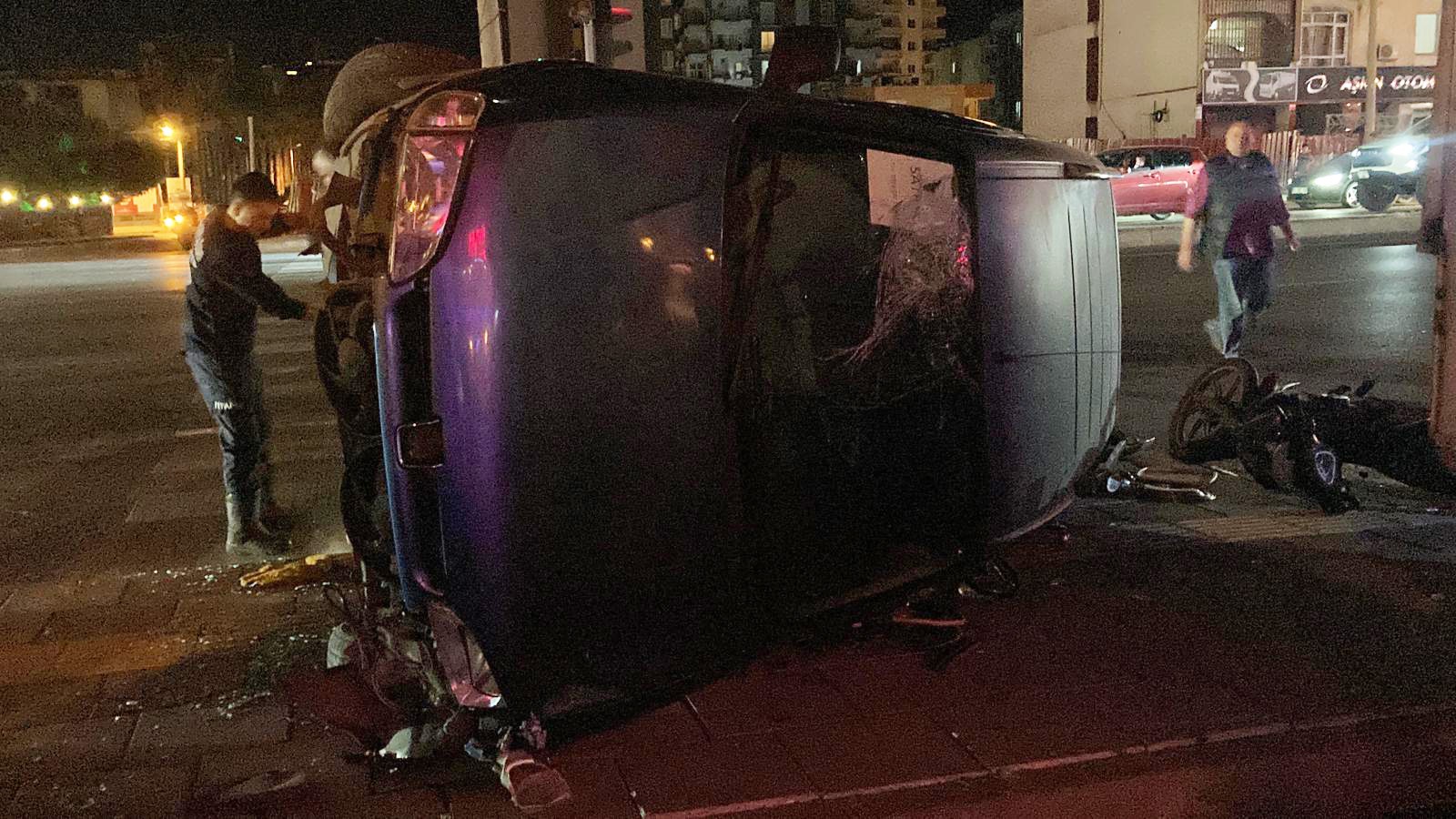 MOTOSİKLETLE ÇARPIŞAN HAFİF TİCARİ ARAÇ DEVRİLDİ: 3 YARALI