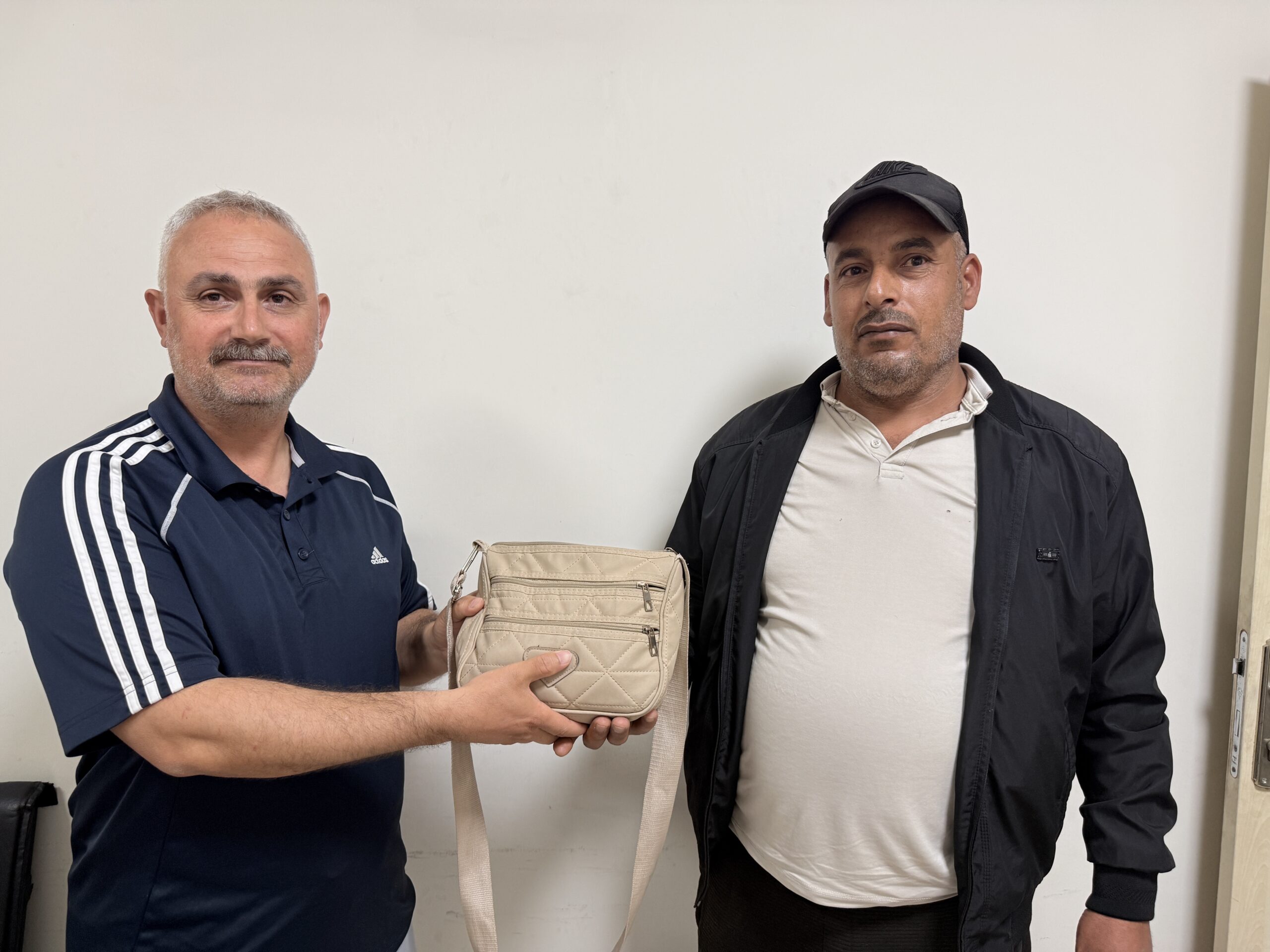 EMEKLİ POLİS BULDUĞU İÇİNDE 250 BİN TL’LİK DÖVİZ OLAN ÇANTAYI SAHİBİNE TESLİM ETTİ