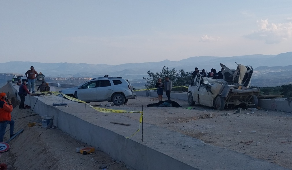 TIR RAMPAYA ÇARPTI, FIRLAYAN MERMERLER MİNİBÜSÜ PARÇALADI: 1 ÖLÜ, 3 YARALI