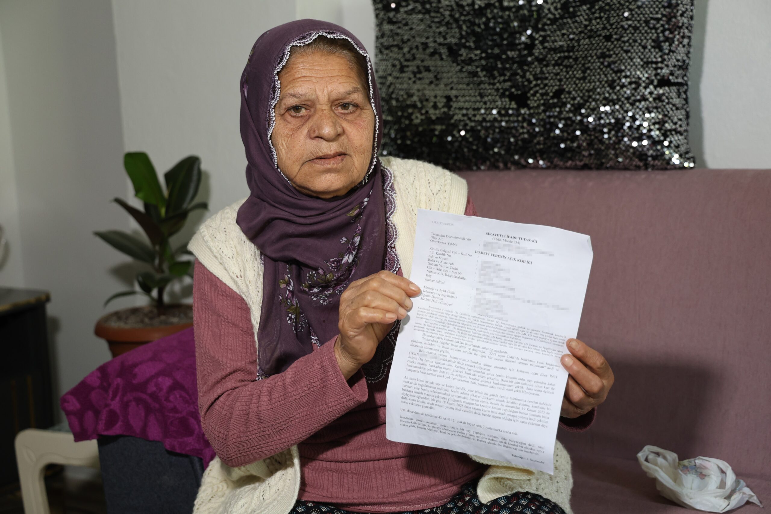 EMEKLİ MAAŞINI ÇEKMESİ İÇİN KİRACISINA GÜVENDİ, BAŞINA GELMEYEN KALMADI