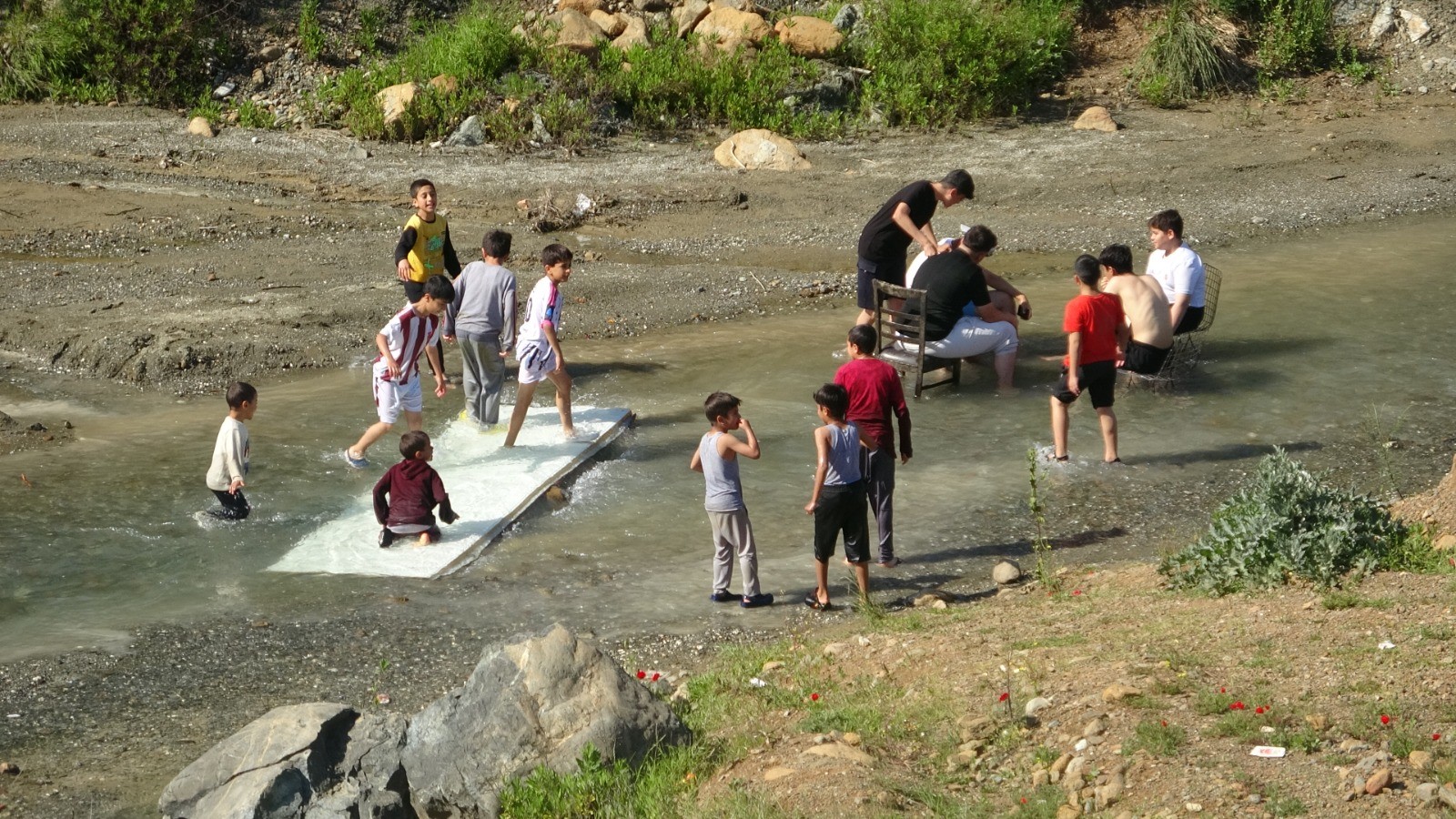 SICAK HAVADAN BUNALAN ÇOCUKLAR DEREDE SERİNLEDİ