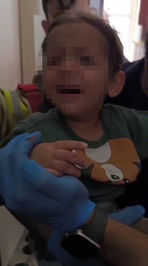 PARMAĞI SIKIŞAN ÇOCUĞUN KORKU DOLU AĞLAYIŞI ANNEYİ GÖZYAŞI İÇERİSİNDE BIRAKTI
