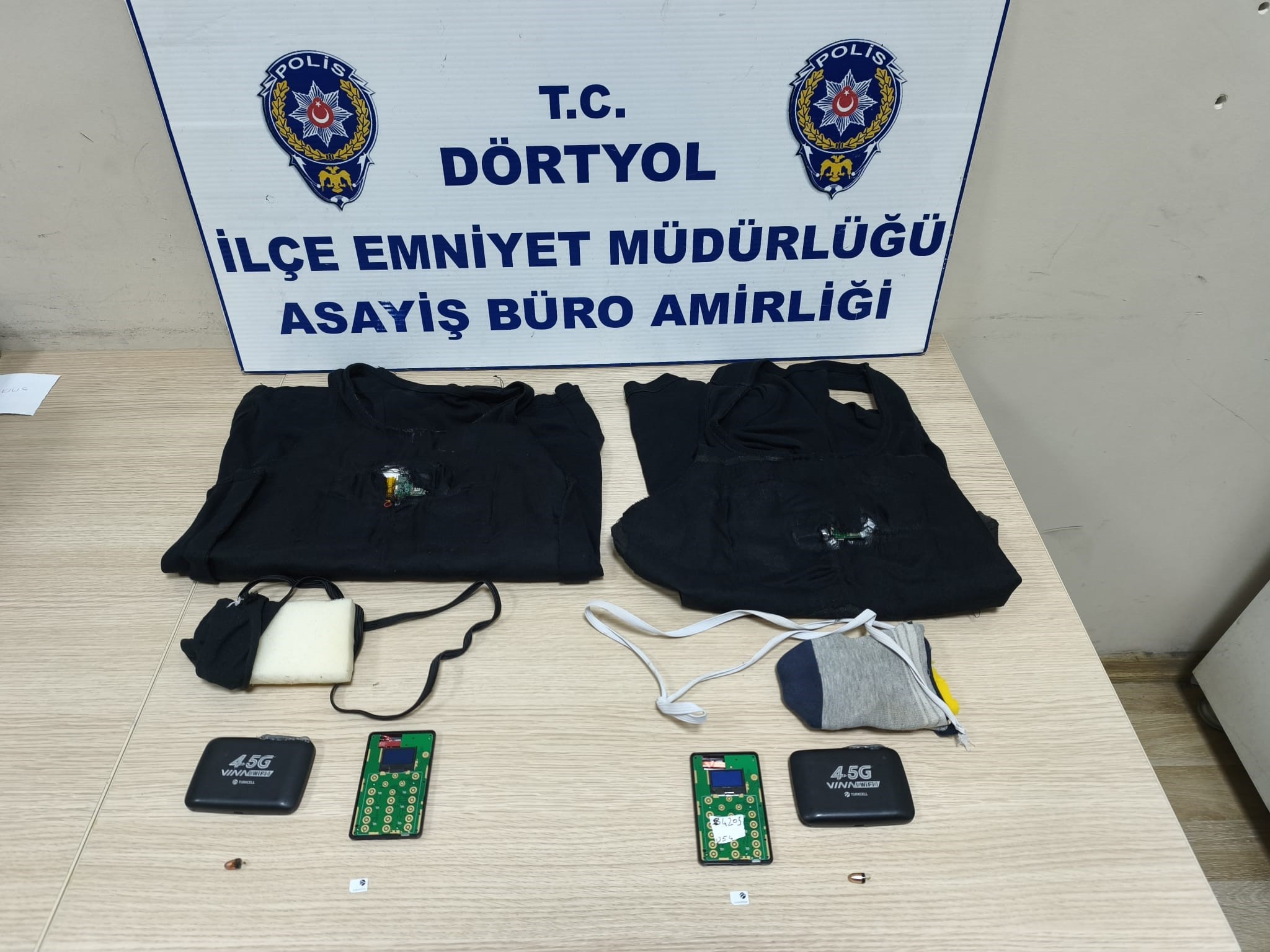 HATAY’DA EHLİYET SINAVINA KOPYA DÜZENEĞİ İLE GİREN İKİ KARDEŞ YAKALANDI