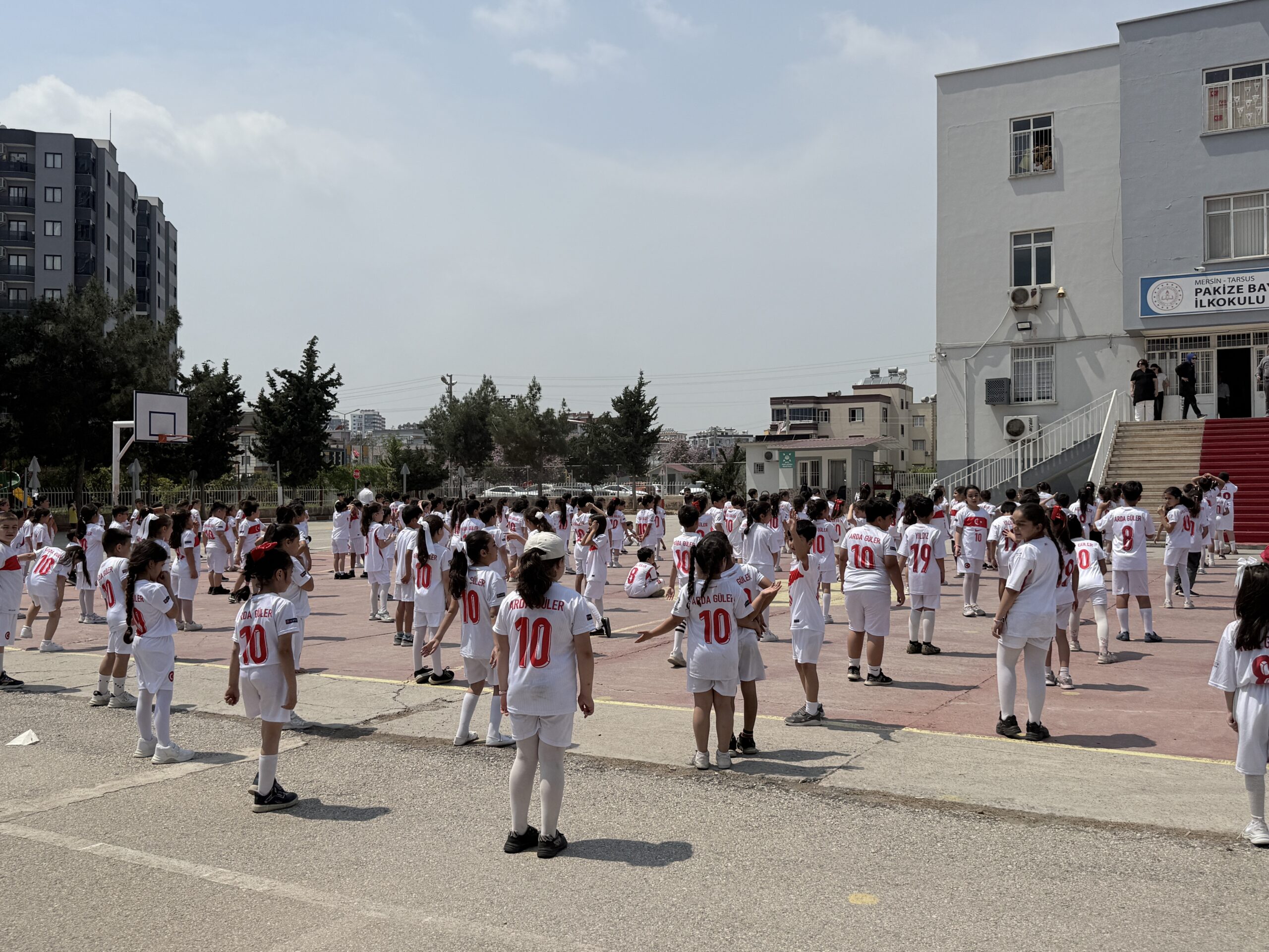 YÜZLERCE ÖĞRENCİDEN ARDA GÜLER’E “10 NUMARA” DAVET