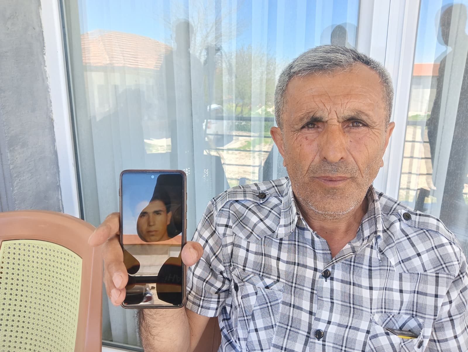 TOPRAĞA GÖMÜLÜ BULUNAN KAFATASI VE KEMİKLERİN 15 YILDIR KAYIP OLAN KARDEŞİNE AİT OLDUĞUNU İDDİA ETTİ