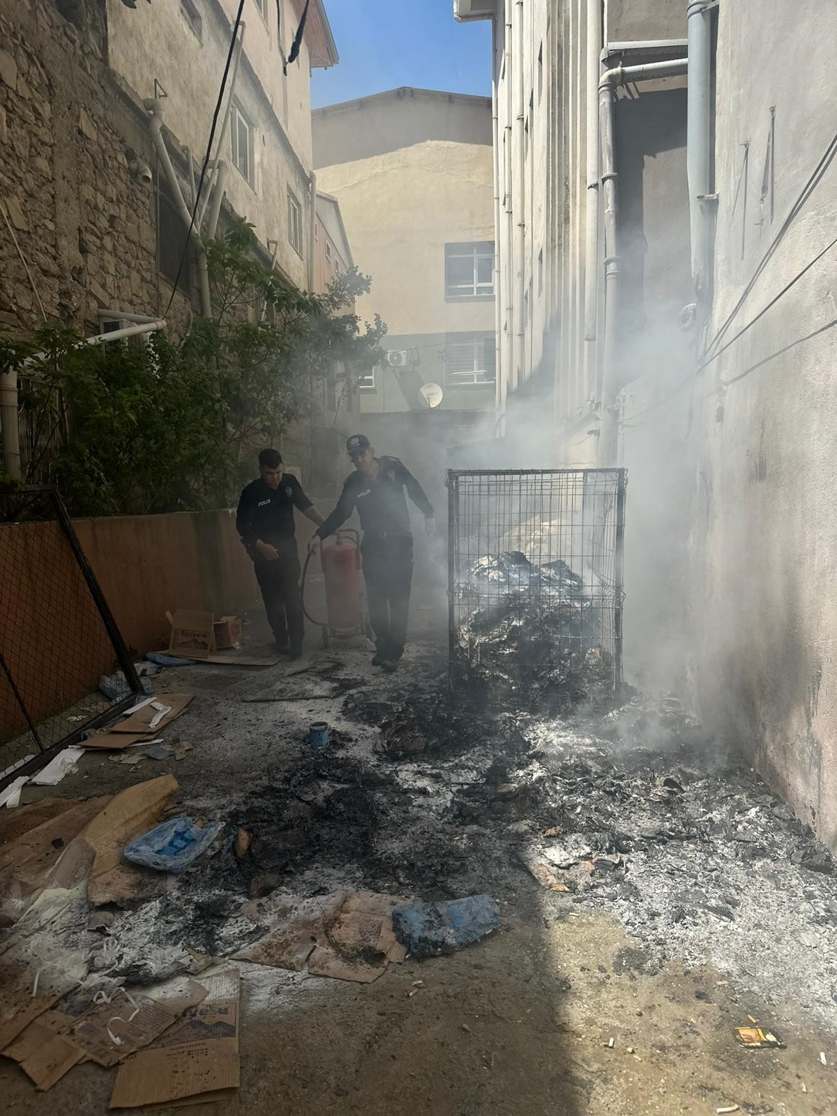 ADANA’DA POLİS EKİPLERİNİN MÜDAHALESİ YANGININ BÜYÜMESİNİ ÖNLEDİ