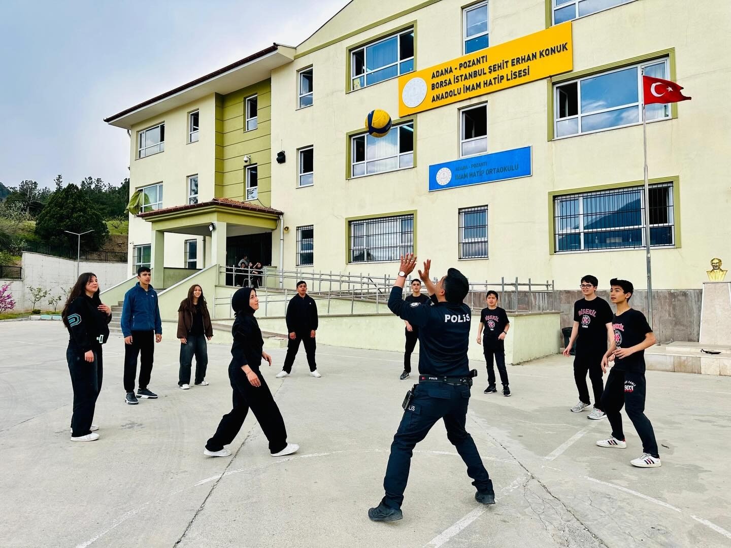 POLİS, ÖĞRENCİLERİN VOLEYBOL HEYECANINA ORTAK OLDU