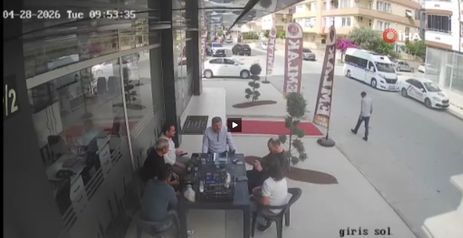 SOHBET MASASINA DÜŞEN DAVETSİZ MİSAFİR KISA SÜRELİ PANİĞE NEDEN OLDU