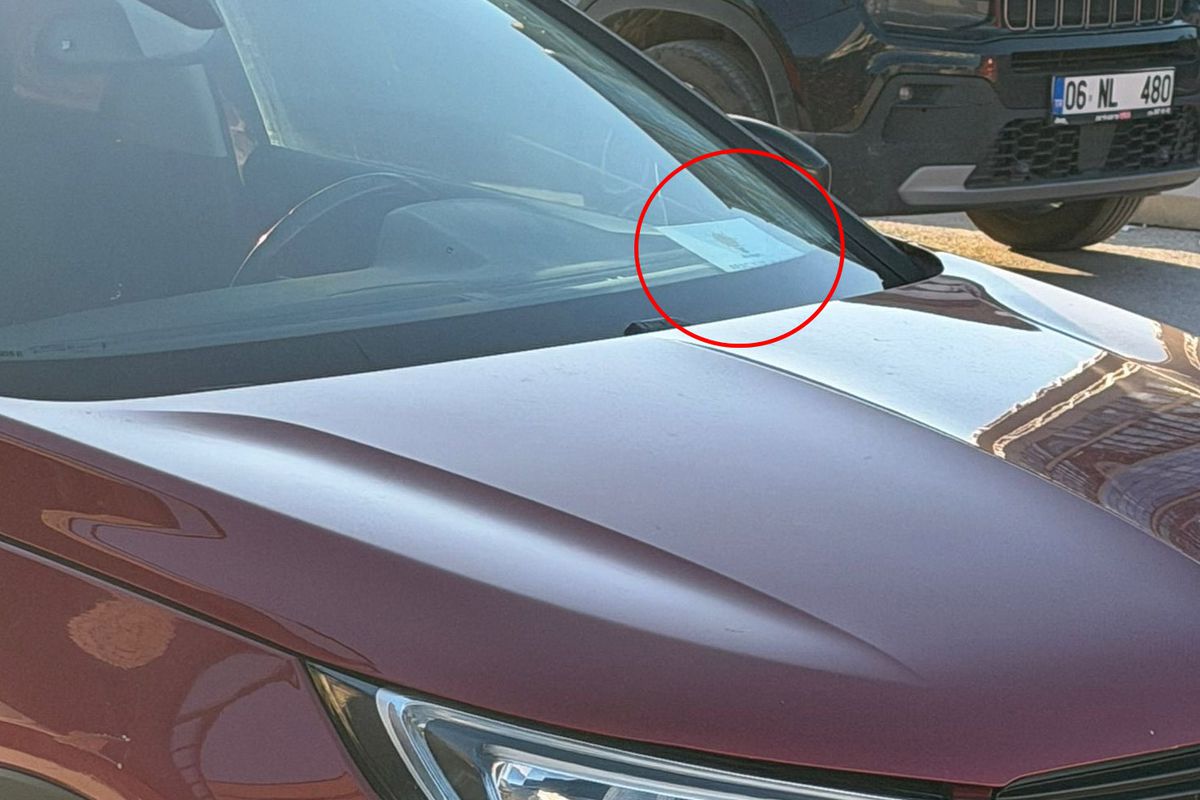 AK PARTİLİ EYÜP KADİR İNAN’DAN CAMINA PARTİ LOGOLU KART BIRAKANLARA TEPKİ