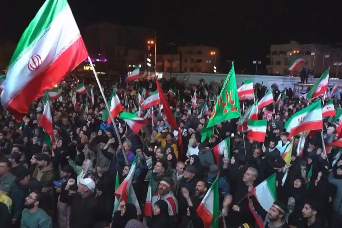 ATEŞKES SONRASI TAHRAN’DAN İLK GÖRÜNTÜ! HALK KENDİNİ SOKAĞA ATTI