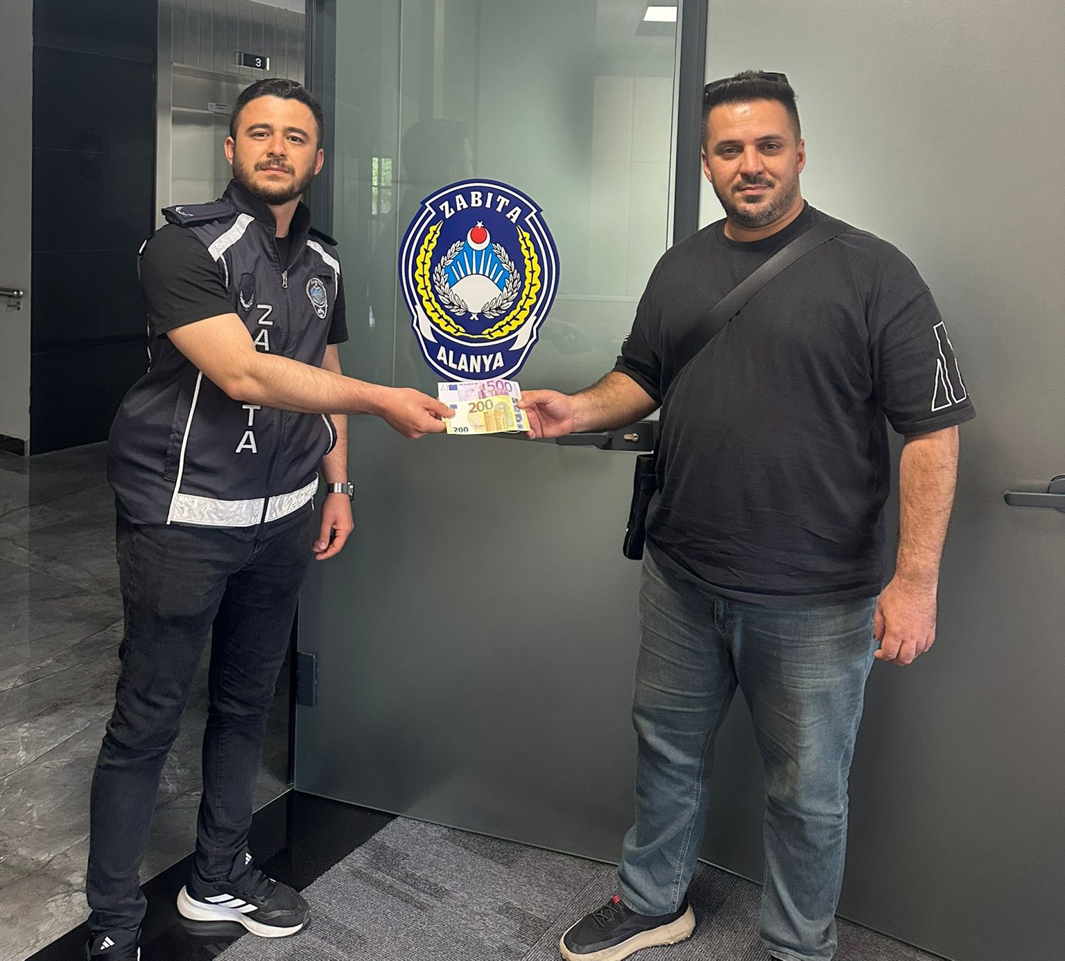 KADIN BULDUĞU 700 EUROYU ZABITAYA TESLİM ETTİ