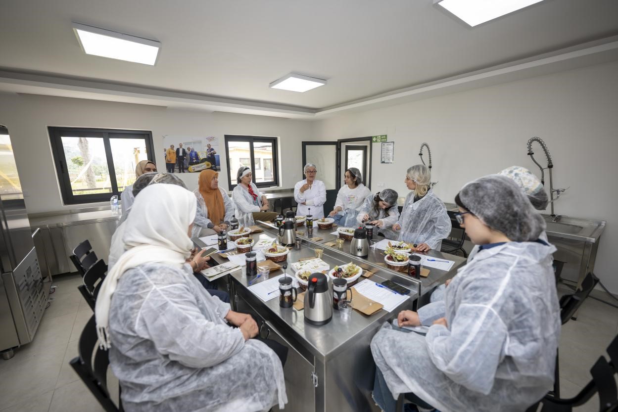 MERSİN’DE KADIN ÜRETİCİLERE BİTKİ ÇAYI EĞİTİMİ