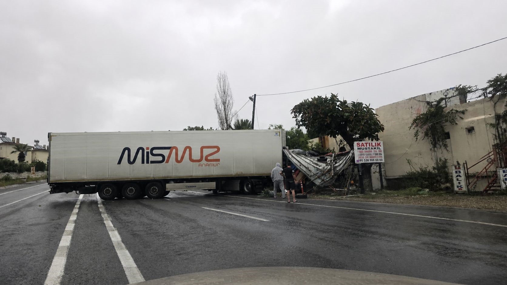 YAĞIŞLI HAVA KAZAYI GETİRDİ: KONTROLDEN ÇIKAN TIR KARŞI ŞERİDE GEÇTİ