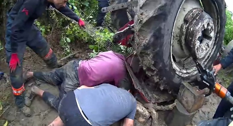 MERSİN’DE DEVRİLEN TRAKTÖRÜN SÜRÜCÜSÜ 1 SAATLİK ÇALIŞMAYLA KURTARILDI