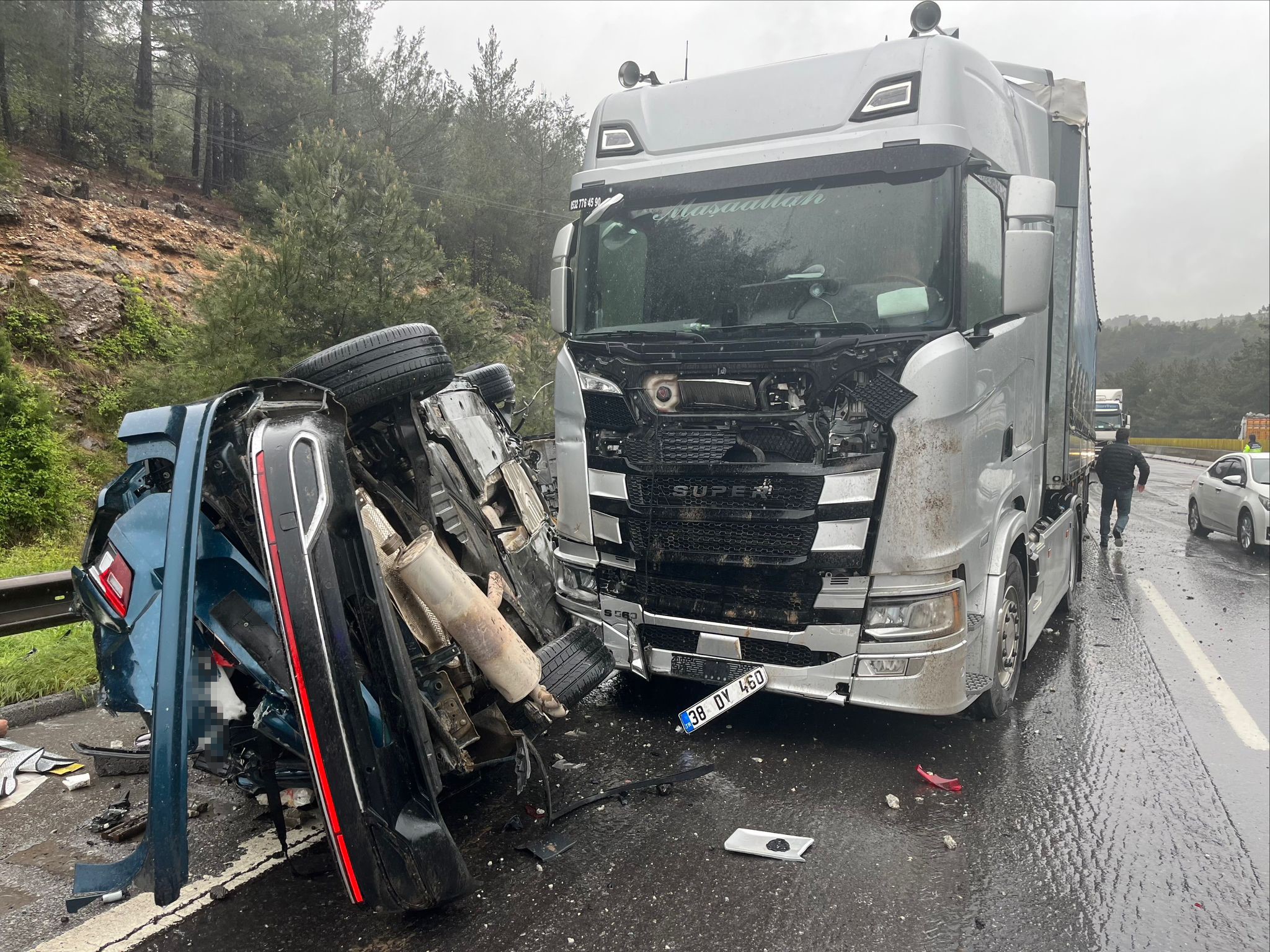 MALİYECİLER KAZA YAPTI: 1 ÖLÜ, 5 YARALI