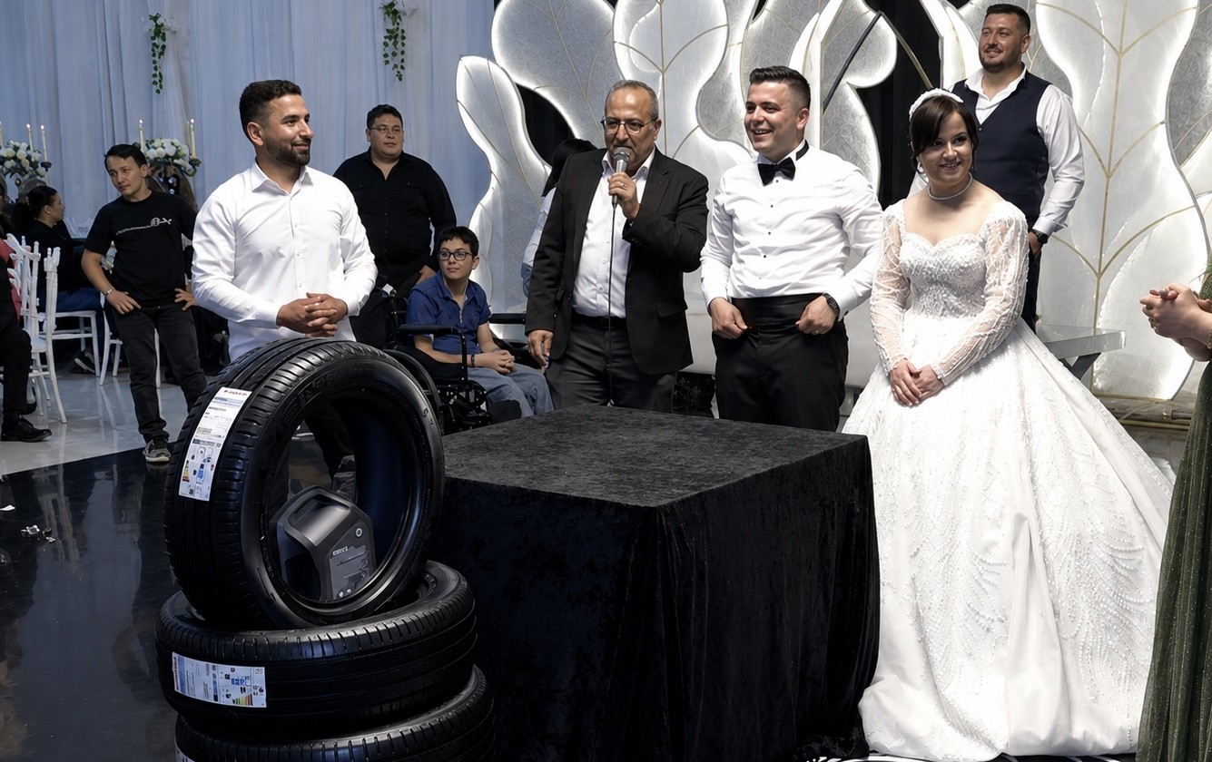 MERSİN’DE DAMADA LASTİK VE MOTOR YAĞI TAKTILAR