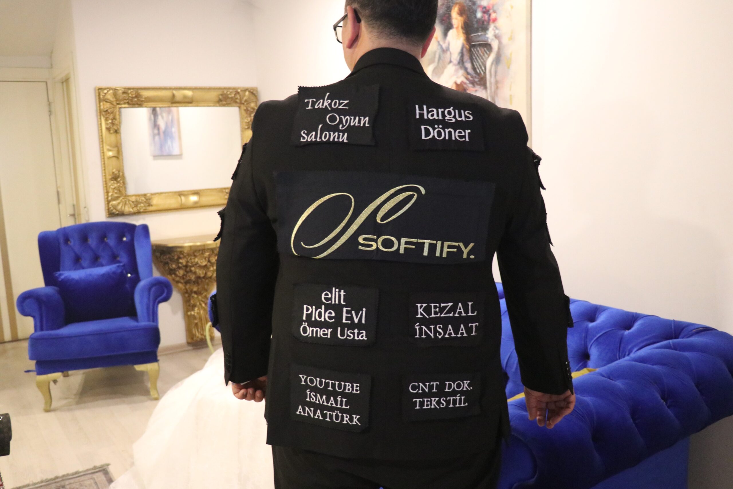 DÜĞÜN MASRAFINI DÜŞÜRMEK İÇİN DAMATLIĞINI REKLAM PANOSUNA ÇEVİRDİV