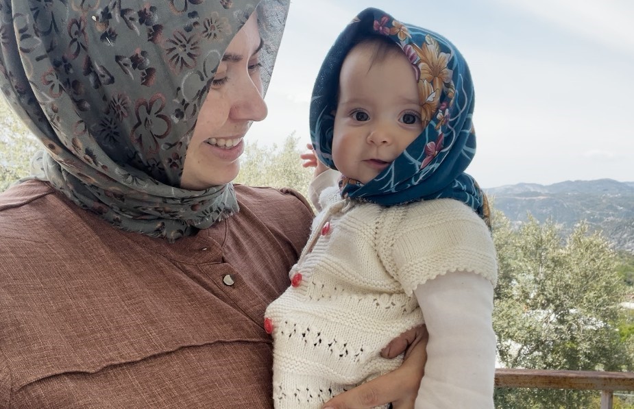 SOSYAL MEDYAYI SALLAYAN İKİLİ: ANNE VE 7,5 AYLIK KIZI İZLEYENLERİN YÜZÜNDE TEBESSÜM BIRAKIYOR