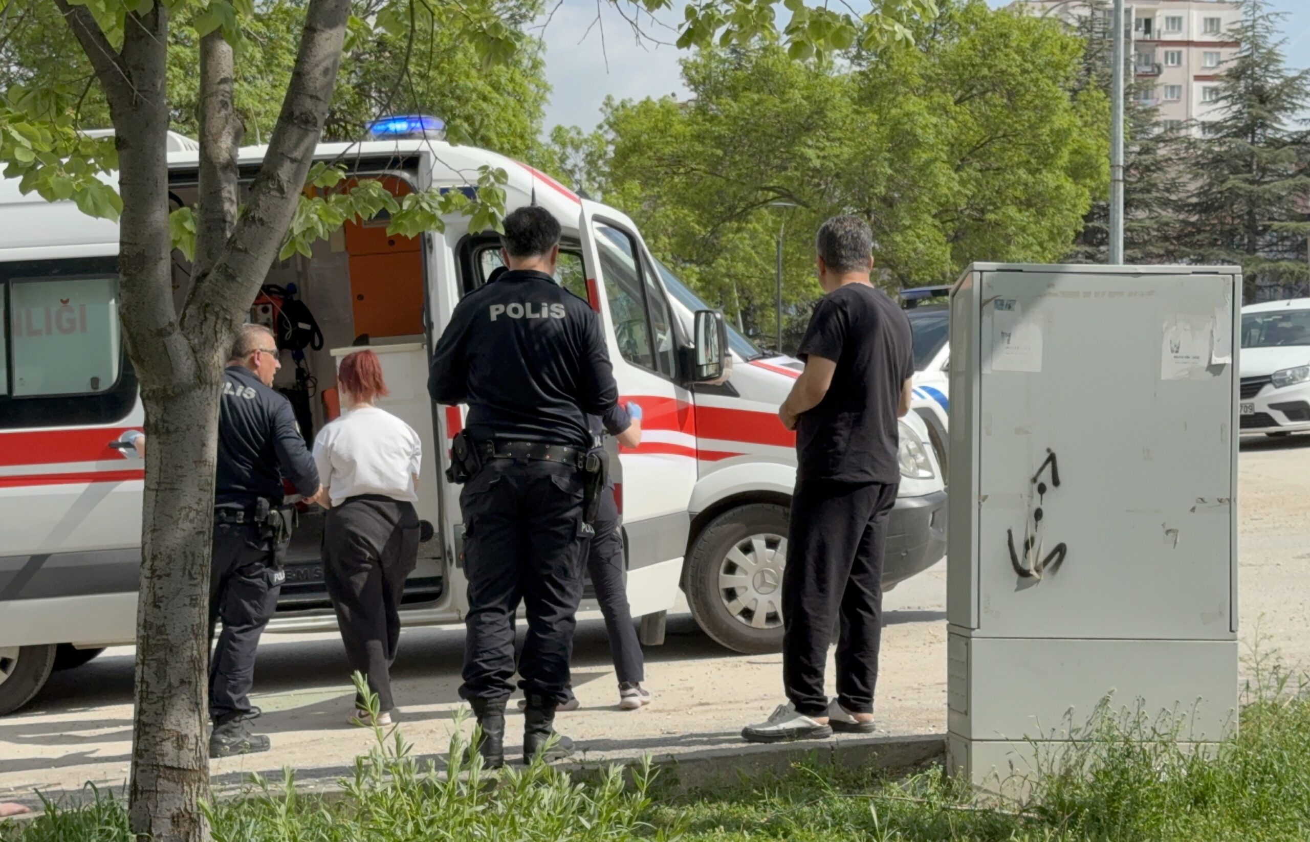 “ERKEK ARKADAŞ” KAVGASINDA 3 KIZ BIÇAKLA YARALANDI