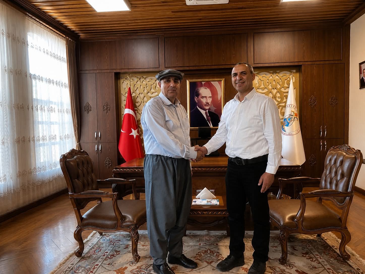 SİLİFKE KAYMAKAMI ASLANER ŞALVAR GİYİP KASKET TAKTI, ÇİFTÇİLERİN GÜNÜNÜ KUTLADI