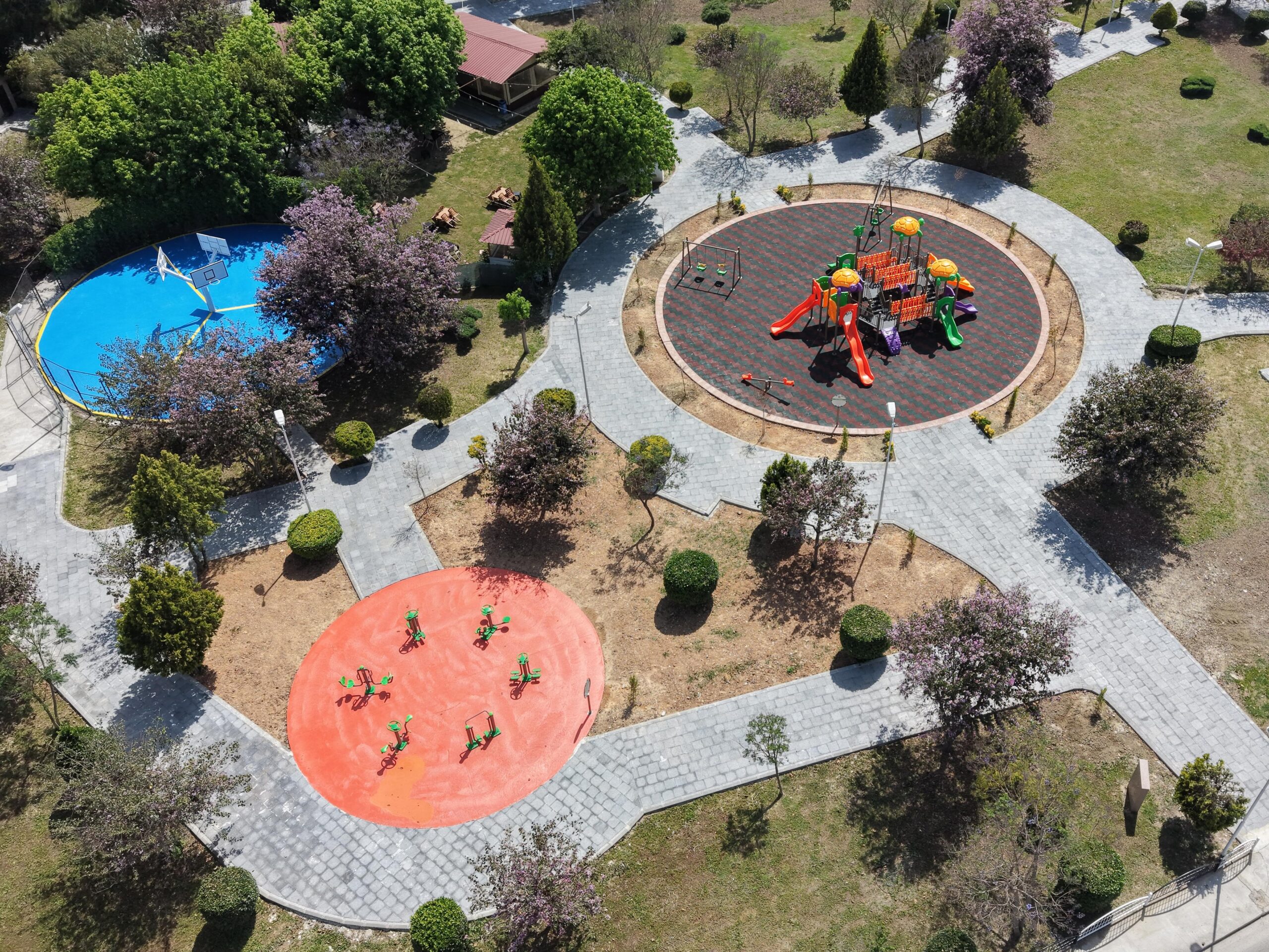 TARSUS’TA ASFALT VE PARK YENİLEME ÇALIŞMALARI SÜRÜYOR