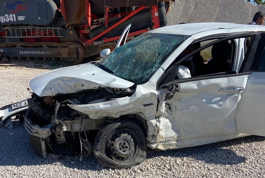 OTOMOBİL İLE HAFİF TİCARİ ARAÇ ÇARPIŞTI: 6 YARALI
