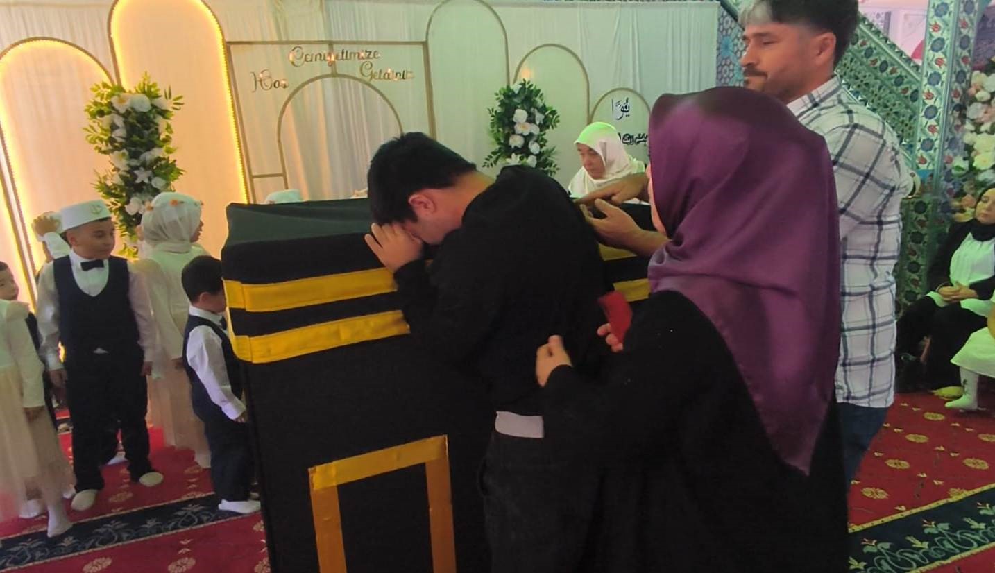 KABE HASRETİYLE GÖZYAŞLARINA BOĞULAN GENCİN DUASI YÜREKLERİ DAĞLADI