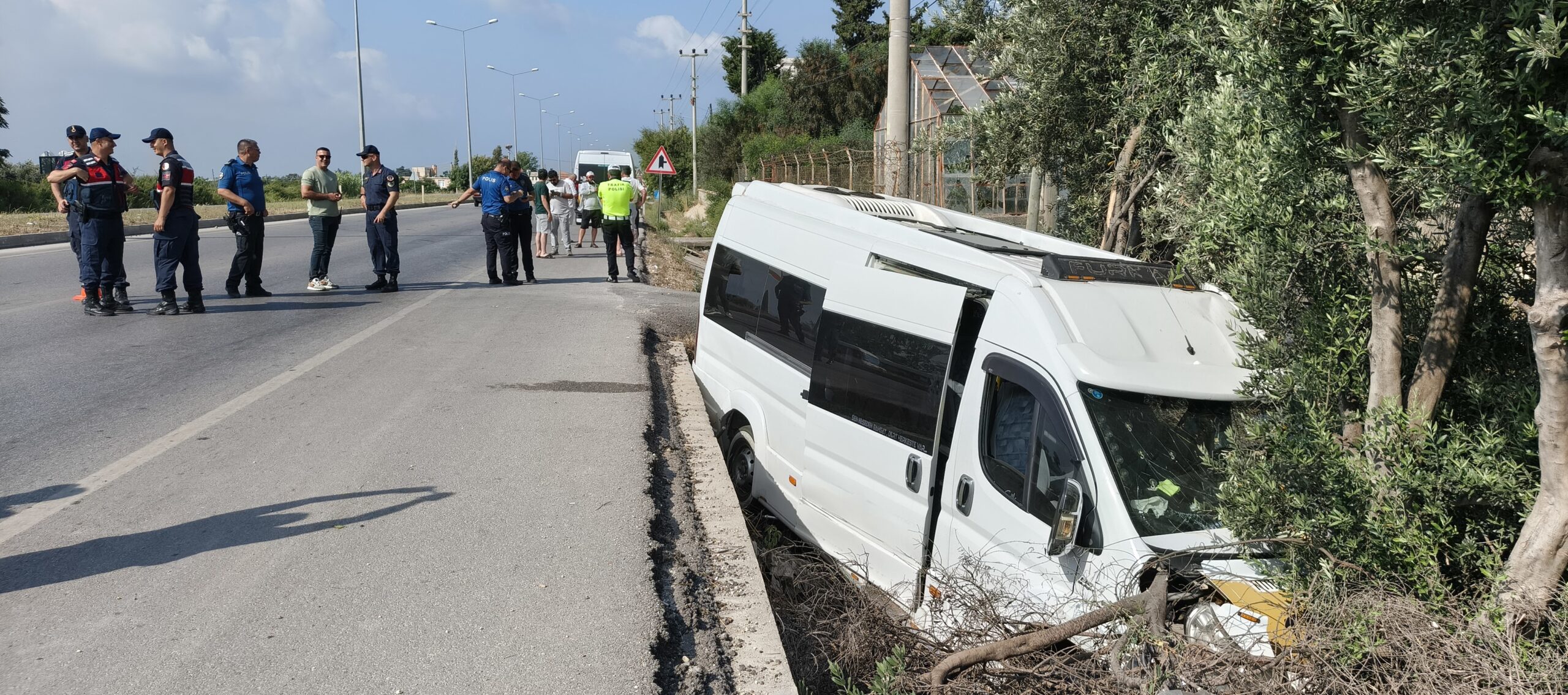 YOLCU MİNİBÜSÜNDE DEHŞET ANLARI KAMERADA: KAÇIRDIĞI MİNİBÜSLE KAZA YAPIP ÖLDÜ