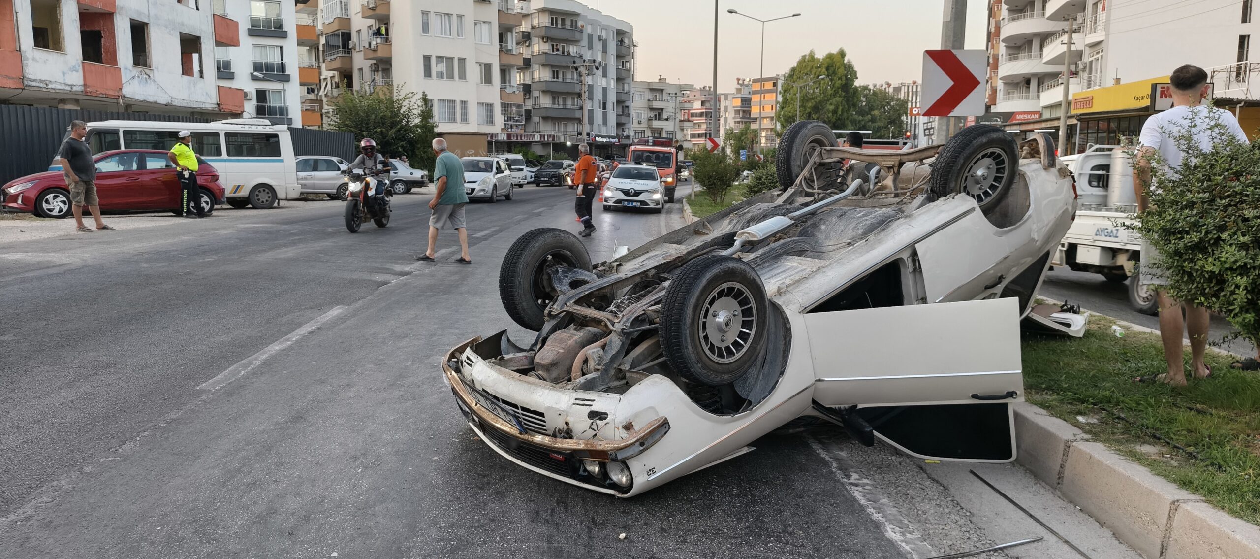 ÇEKİCİNİN ÇARPTIĞI OTOMOBİL TERS DÖNDÜ: ANNE VE KIZI YARALANDI