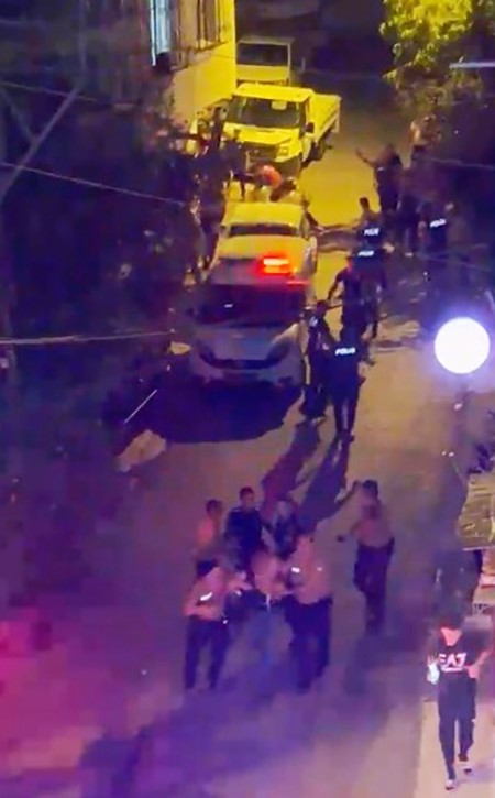 MERSİN’DE AİLE İÇİ SİLAHLI KAVGADA; BALKONDAKİ KOMŞU VURULARAK ÖLDÜ