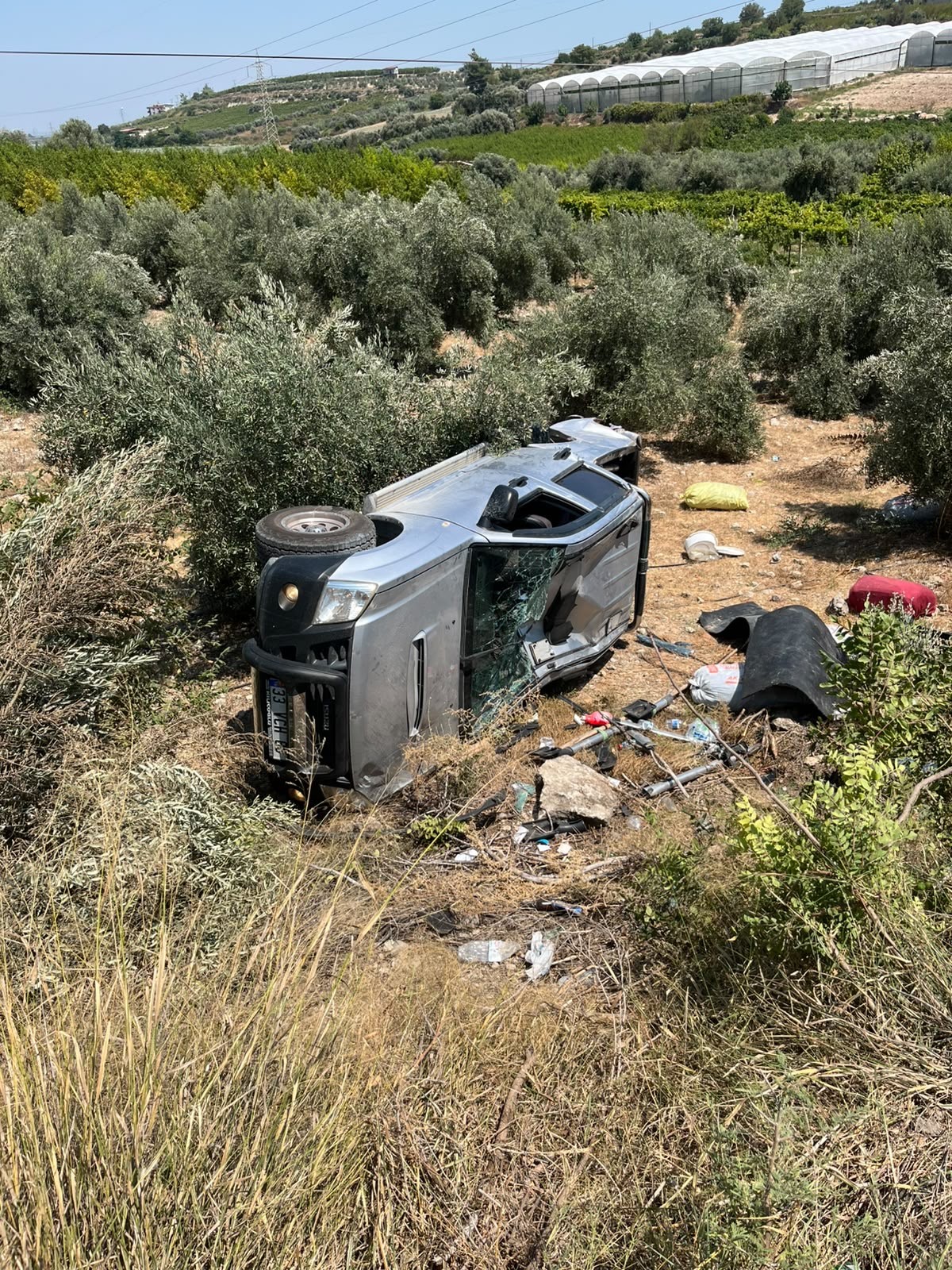 TARSUS’TA PİKAP ŞARAMPOLE YUVARLANDI: BABA VE OĞLU YARALANDI