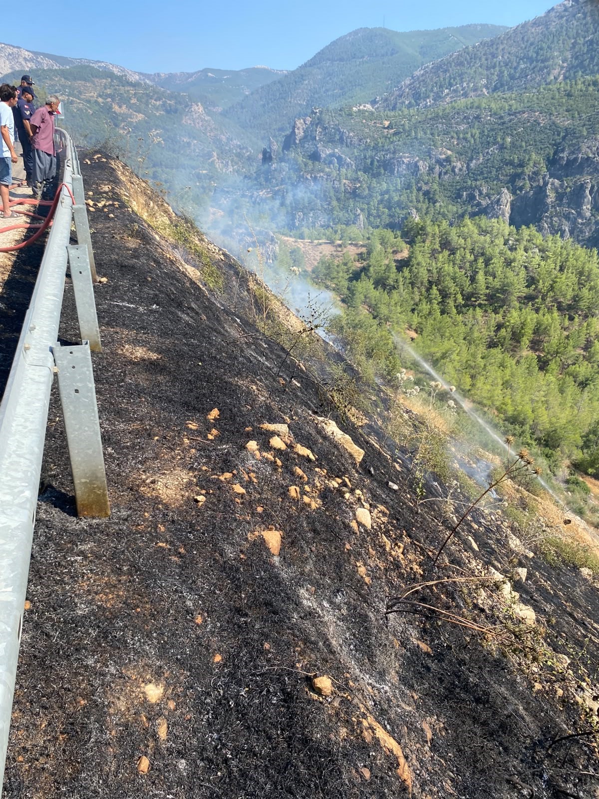 MERSİN’DE YANGIN: EKİPLER HAVADAN VE KARADAN MÜDAHALEYLE KONTROL ALTINA ALDI