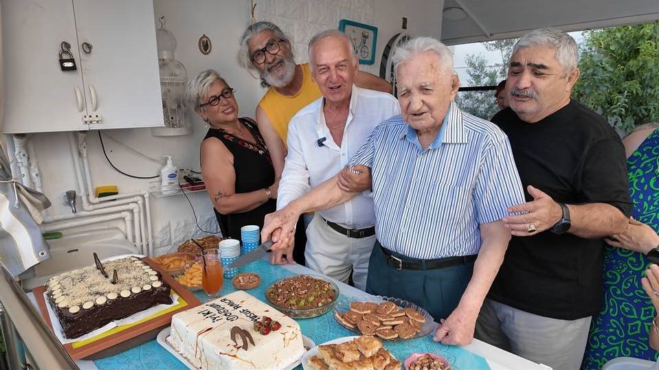 Asrı geride bıraktı, 101 yaşına komşularının alkışlarıyla girdi