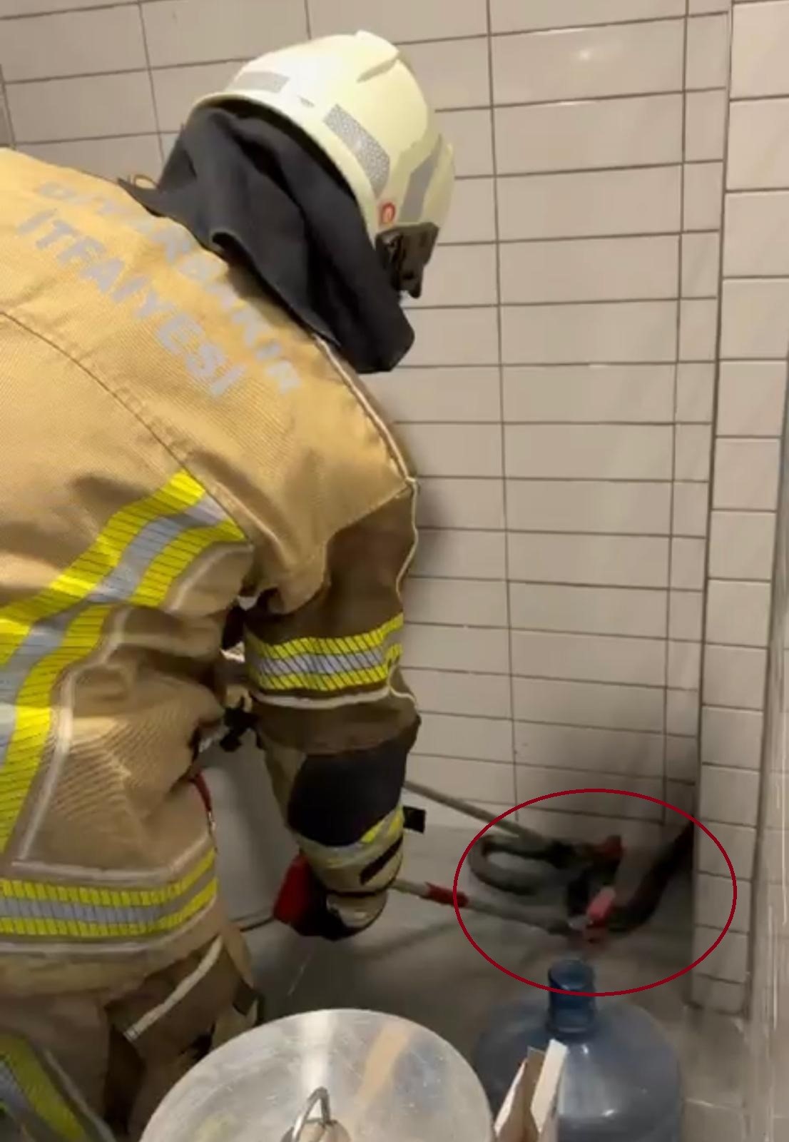 Petrol istasyonuna giren 2,5 metre uzunluğunda yılan yakalandı.