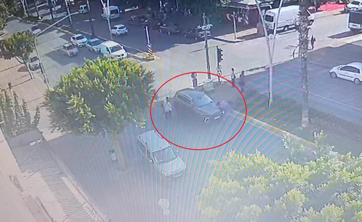 Otomobilin çarptığı kadın metrelerce savruldu